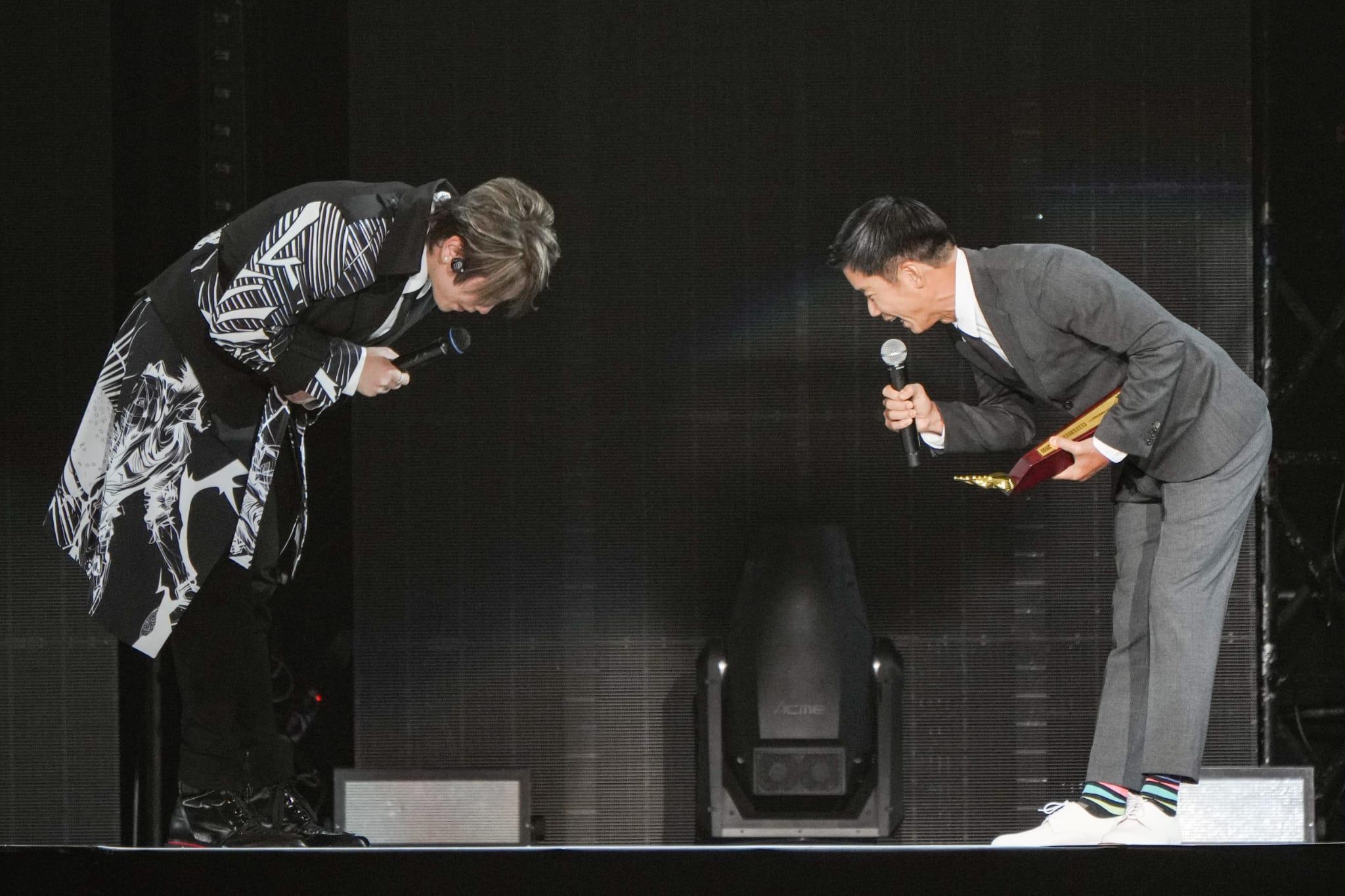 姜濤演唱會|林海峰與姜濤重演叱咤頒獎禮頒獎一刻。(李睿哲攝)
