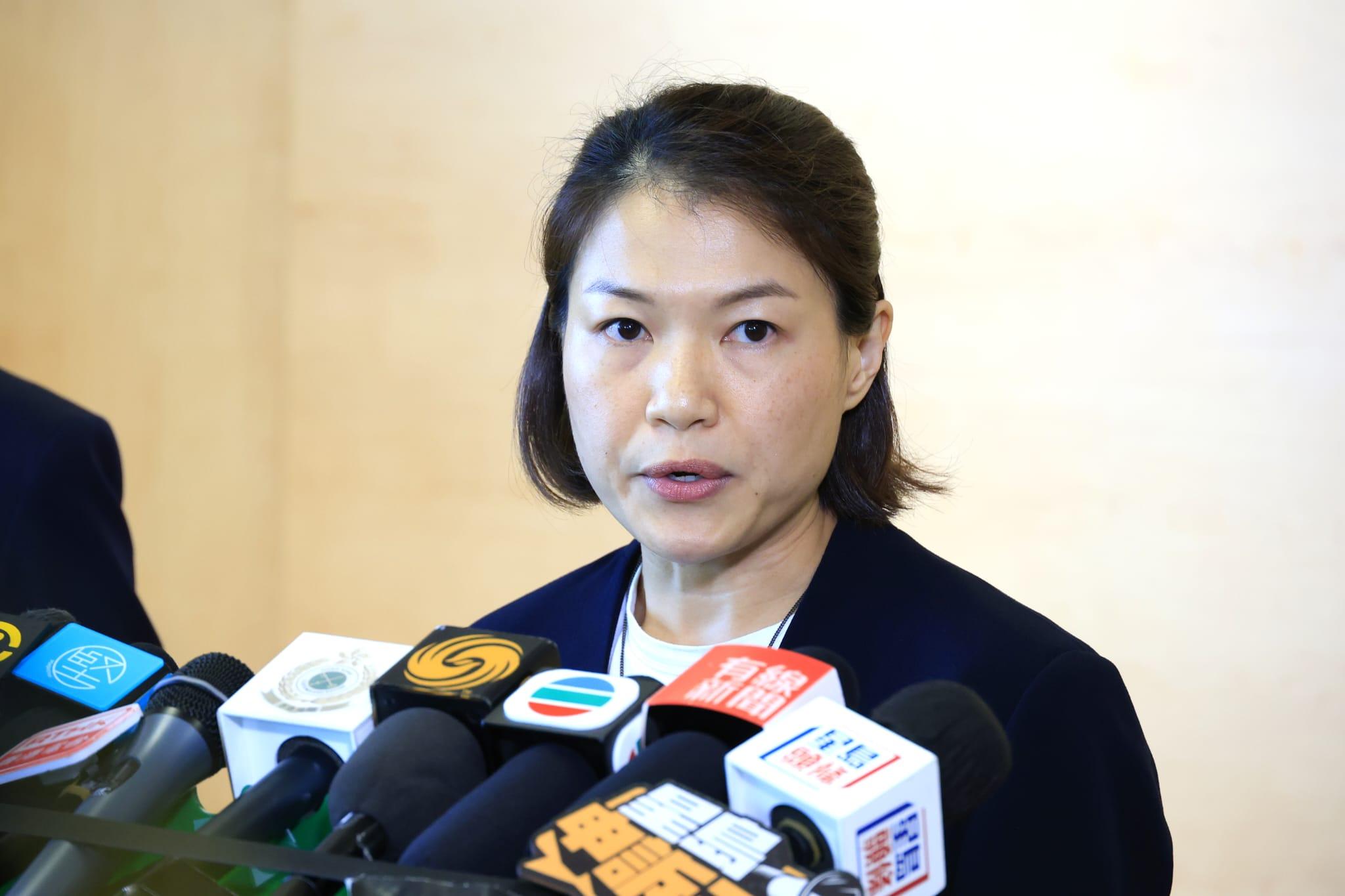 翹英教育結業|海關拘50歲女負責人涉違《商品說明條例》 有家長預繳一年學費 (林俊源攝)