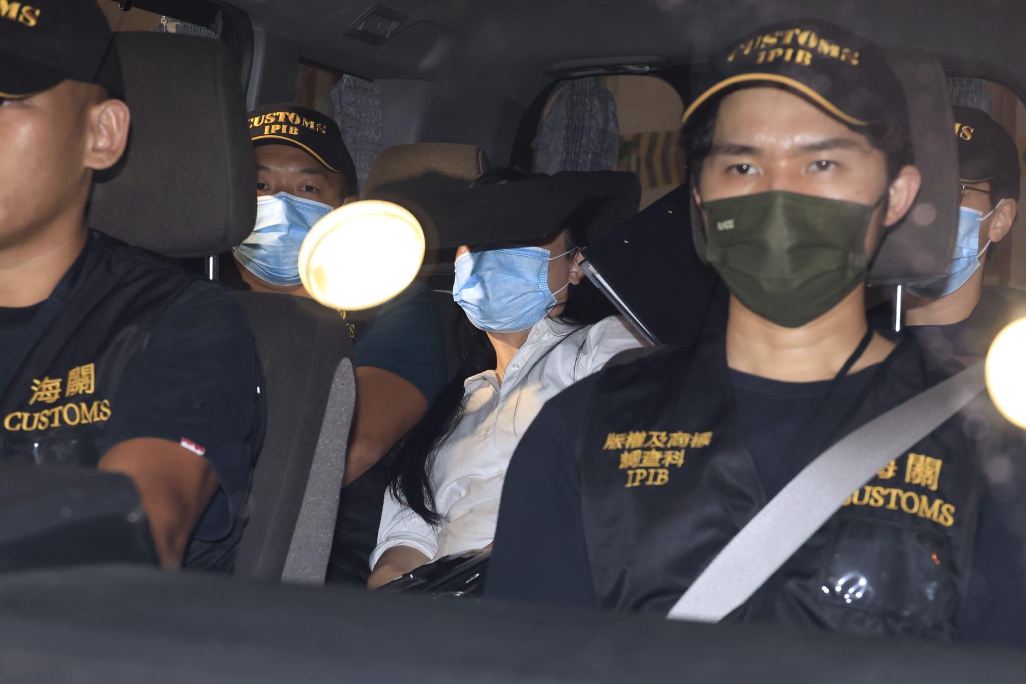 海關拘50歲女負責人涉違《商品說明條例》 有家長預繳一年學費 (林俊源攝)