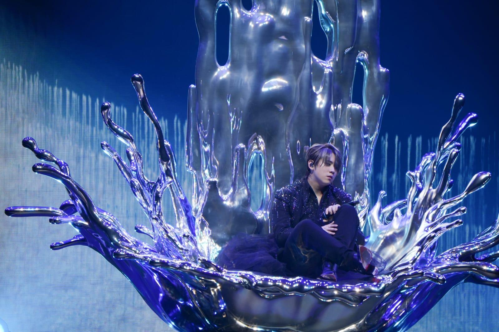 姜濤今次演唱會獲香港設計師Robert Wun打造戰衣。