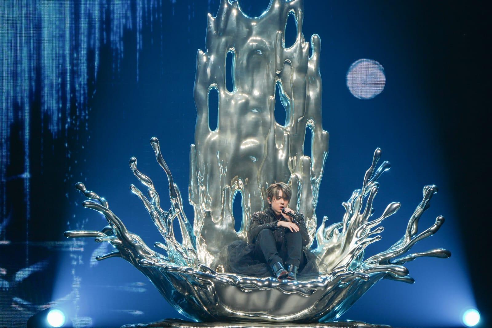 姜濤以Swarovski水晶戰衣演繹出淒美感。