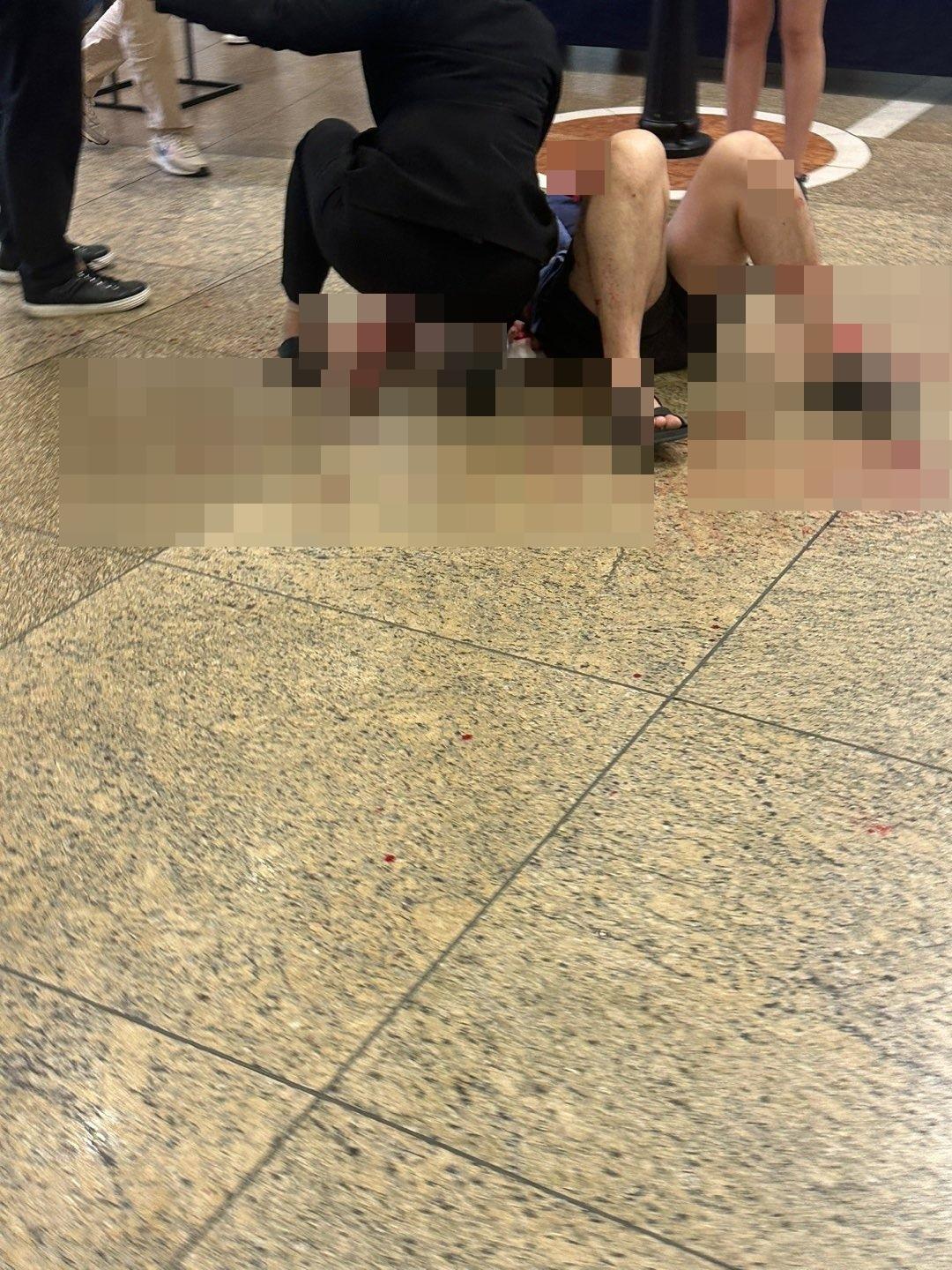 有遇襲男子接受救援。(Twitter圖片)