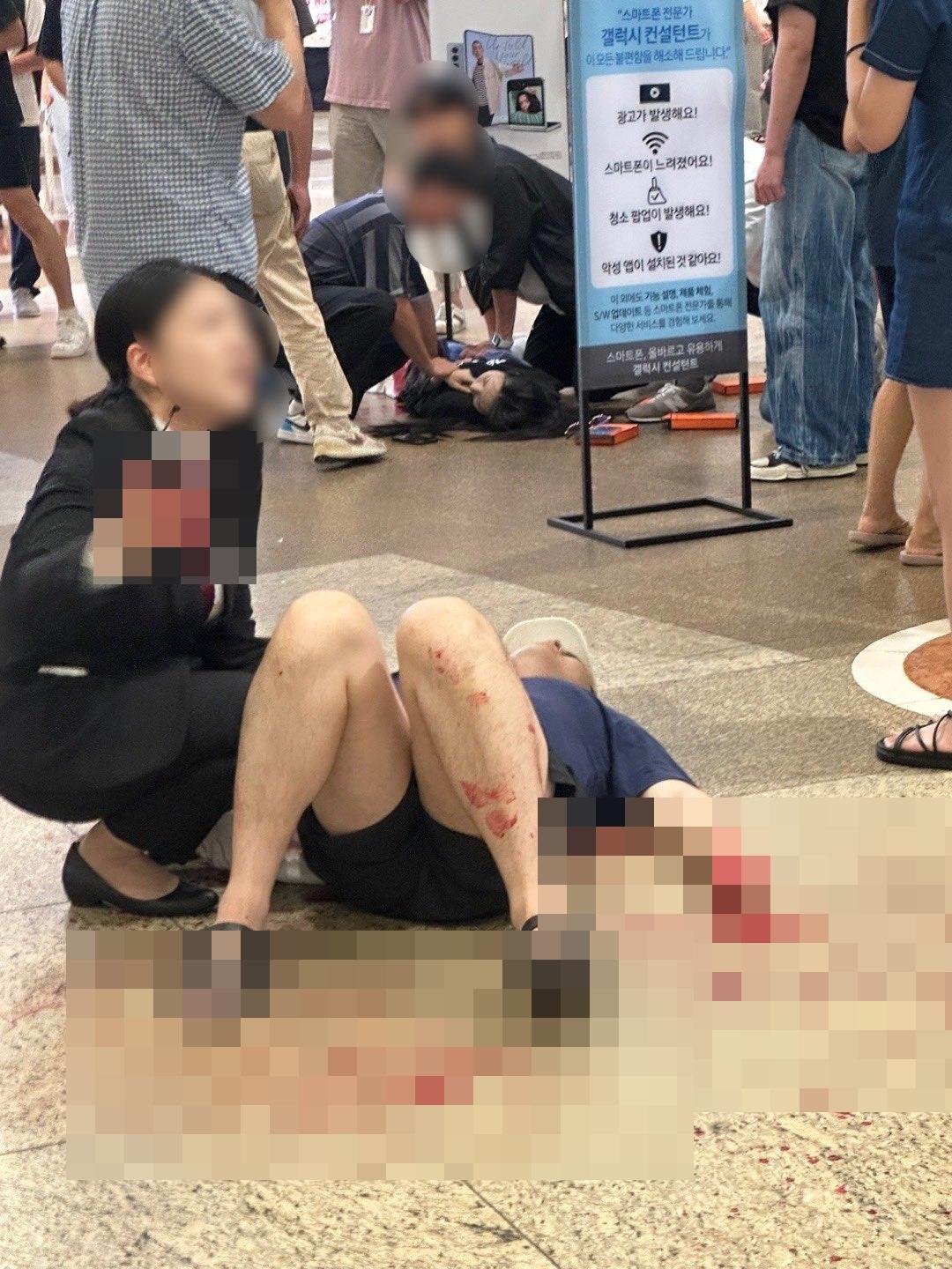 商場內有人為傷者治療。(Twitter圖片)