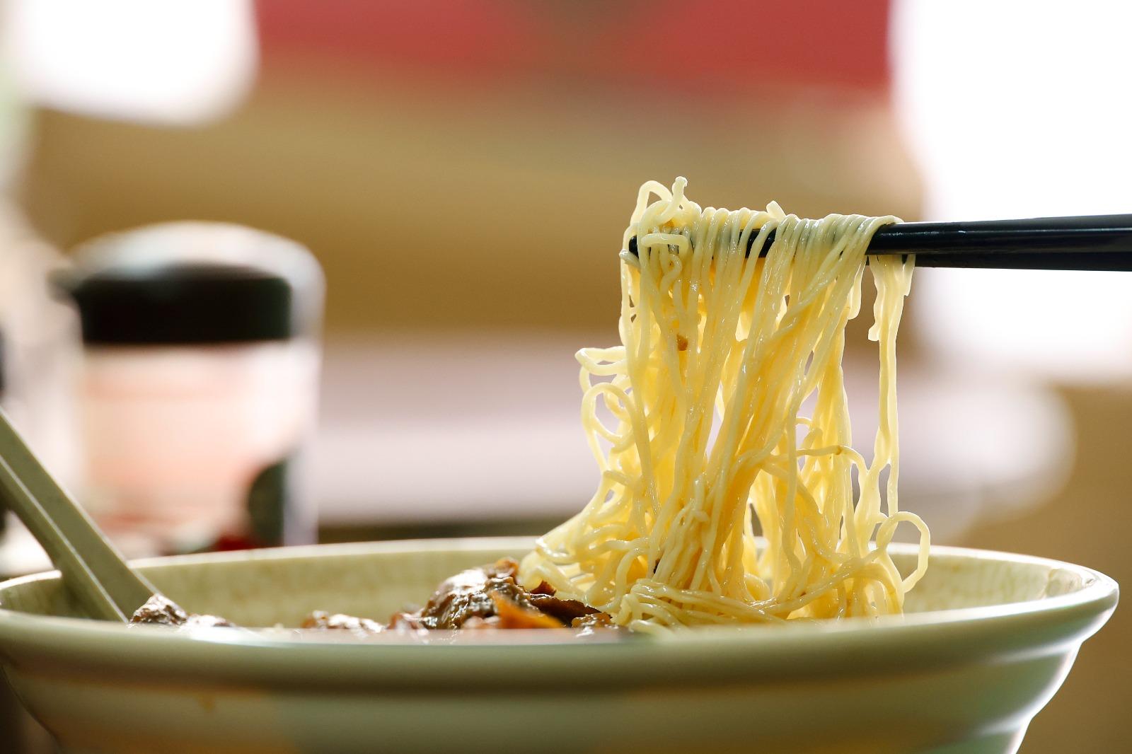 幼麵沒有鹼味卻仍爽彈,問及有何秘訣,老闆只笑言都是經驗。(AM730圖片)