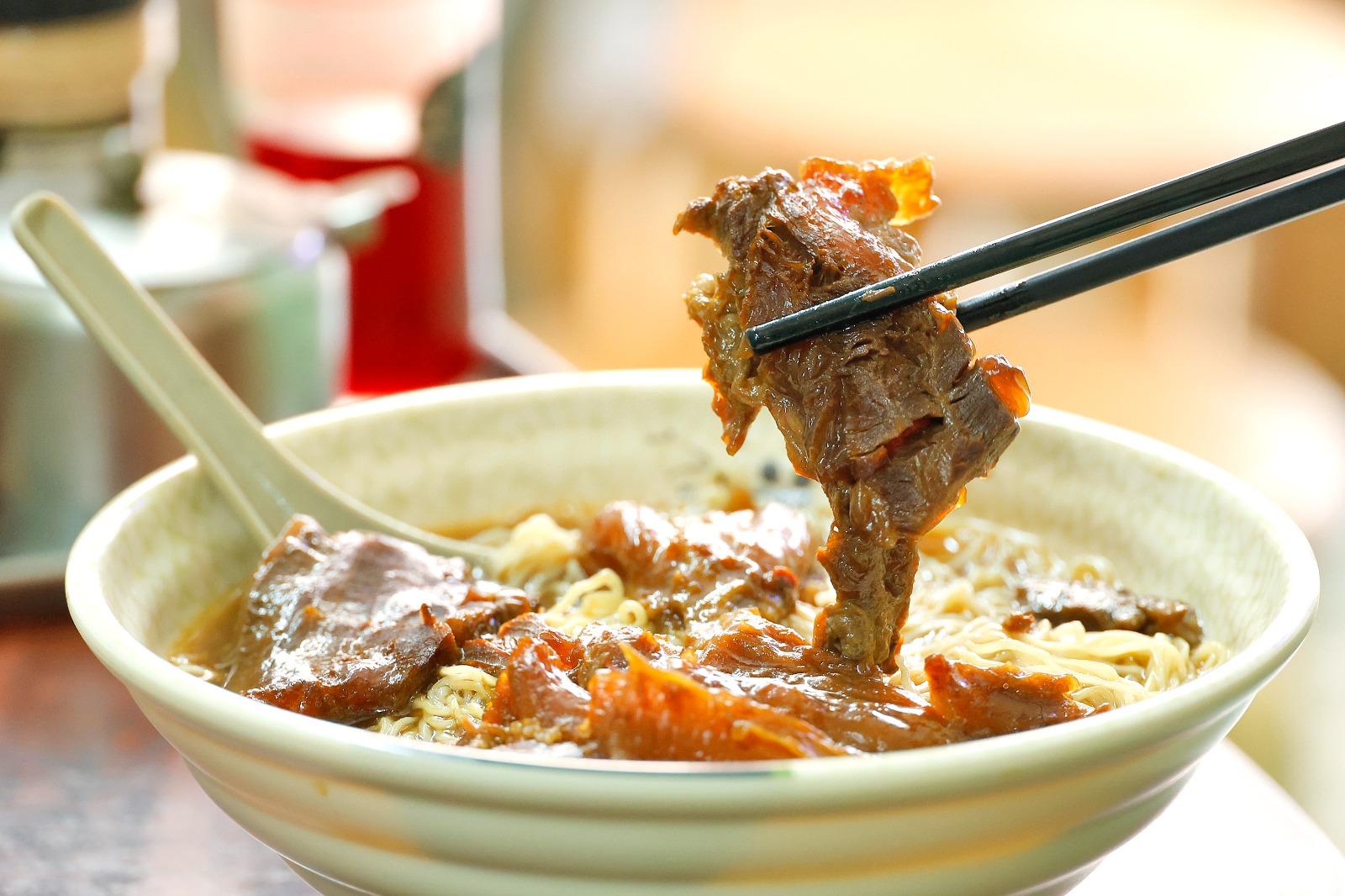 用蔥薑蒜爆香磨豉醬,之後牛腩要切薄啲同牛根一齊慢火炆。(AM730圖片)