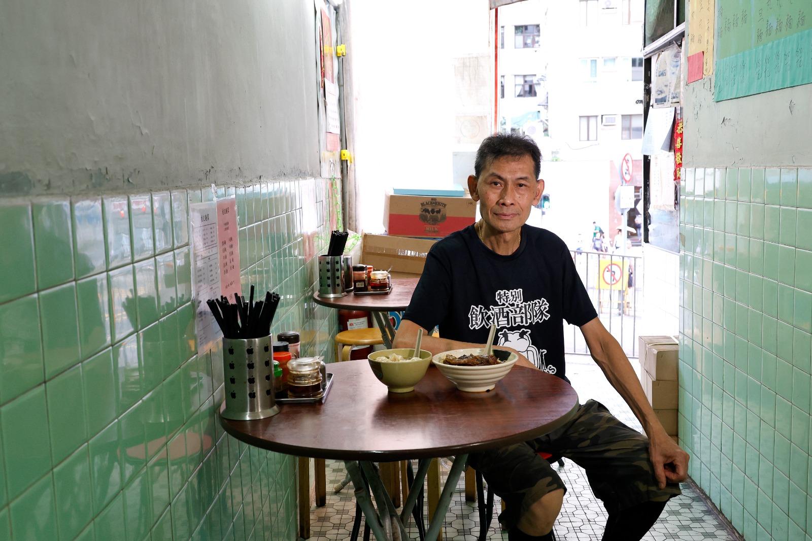 老闆盧烔明於70年代接手外父的麵店。(AM730圖片)