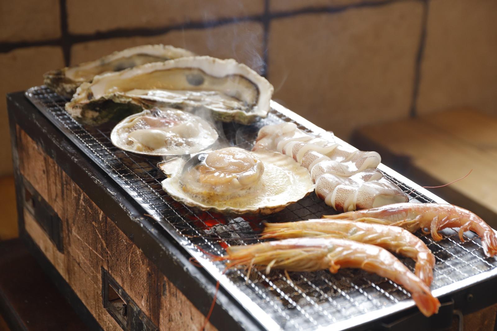 燒烤食堂「 七厘村 」內炭爐、燒烤用具到汁醬都齊備,只需付出每位 ¥400/港幣$23,即可輕鬆享受海鮮燒烤大餐。 (日本見@japan.miru提供)