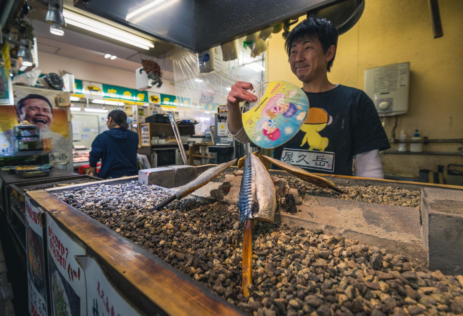 八食中心這個複合式的市場可以分成「市場」、「味橫丁」 及「厨Stadium 」三 部分,「味橫丁」 及「厨Stadium 」可找到不少熟食攤檔及食肆。 (日本見@japan.miru提供)