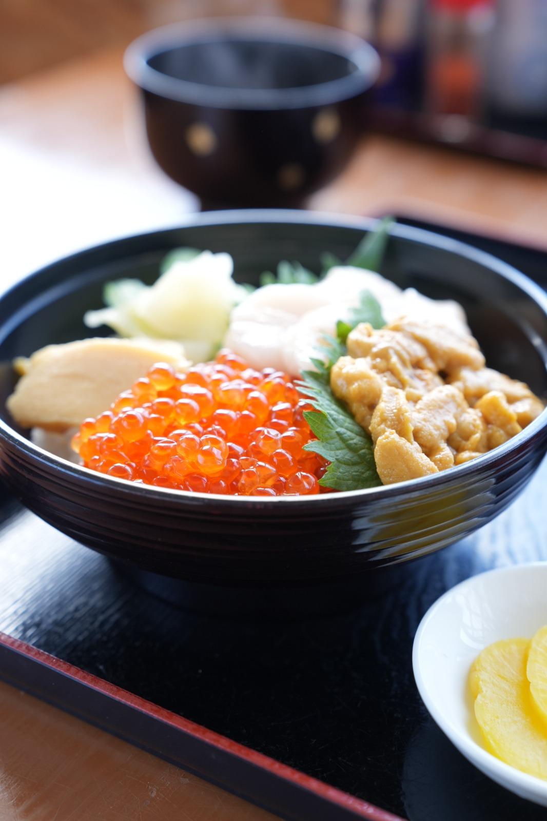 帆立貝 、三文魚籽及海膽丼 ¥2,800/HK$157,帆立貝即叫即撈,入口特別鮮甜彈牙,份量極重手。。(日本見@japan.miru提供)