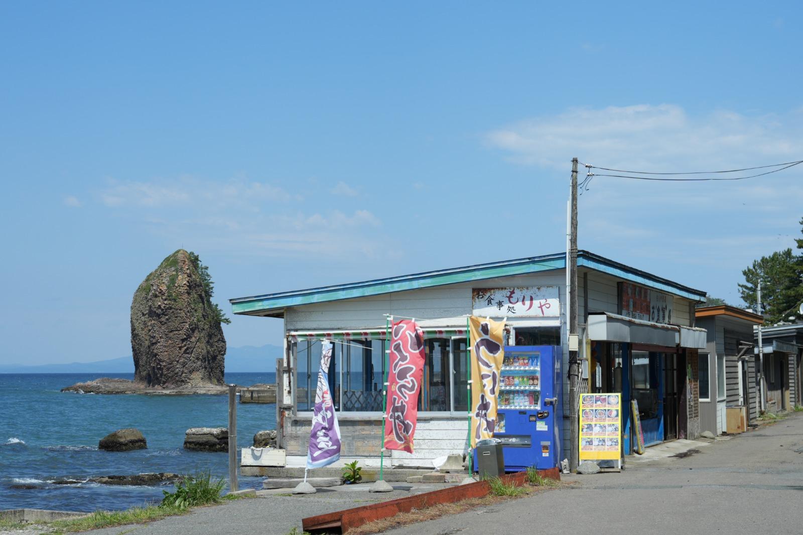 小店就在臨海村落內,有如到當地漁民居住的海邊小屋作客。(日本見@japan.miru提供)