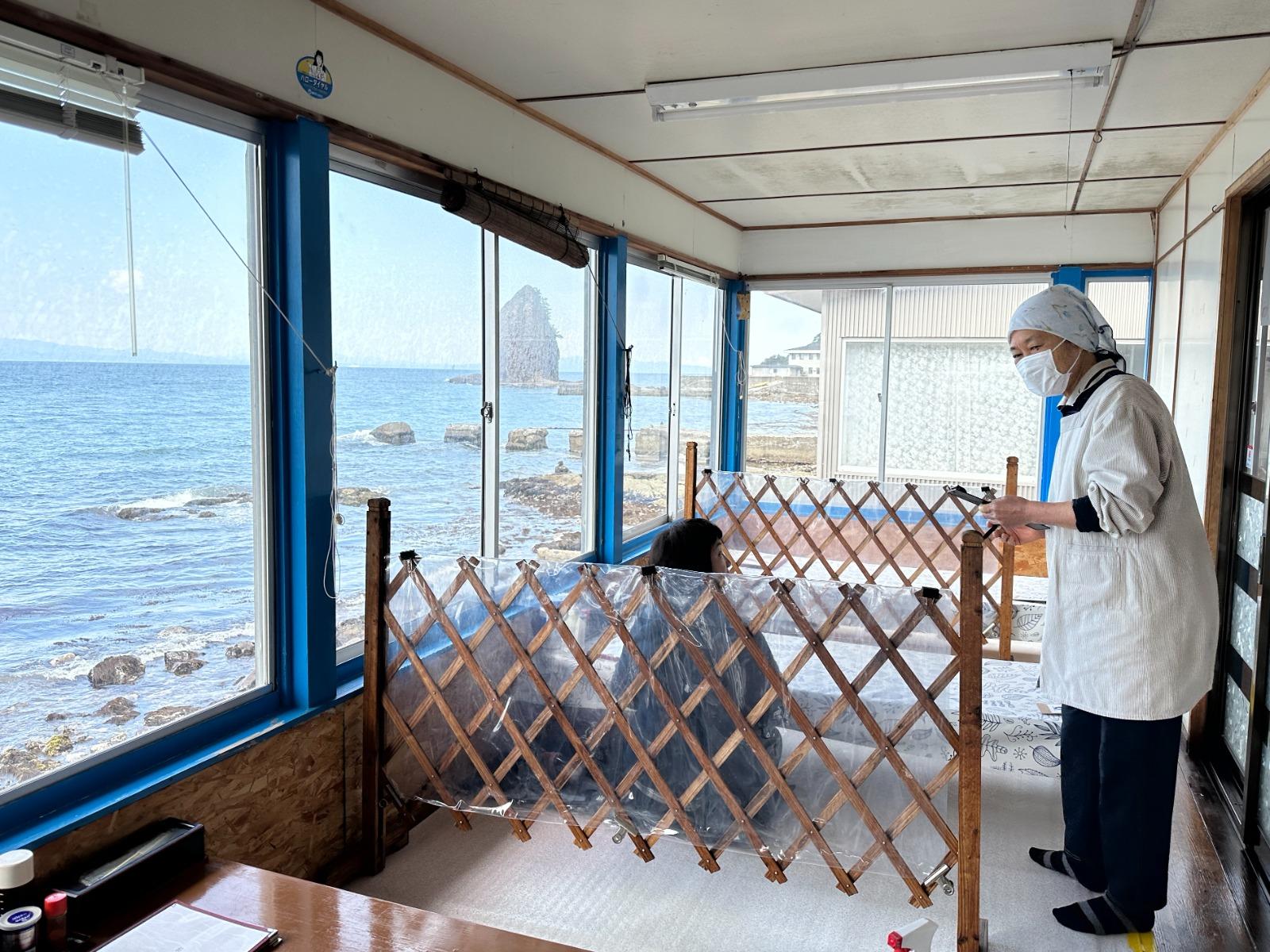 靠海小屋內的榻榻米用膳區,可以邊欣賞無敵海景邊大𩟔美味的海鮮。(日本見@japan.miru提供)