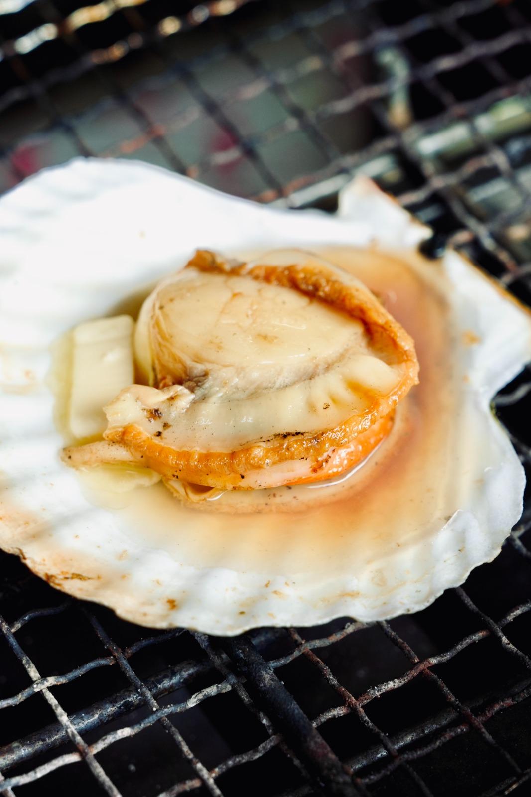 燒帆立貝¥250/HK$14 肥美厚身的帆立貝即叫即燒,入口鮮甜多汁。(日本見@japan.miru提供)