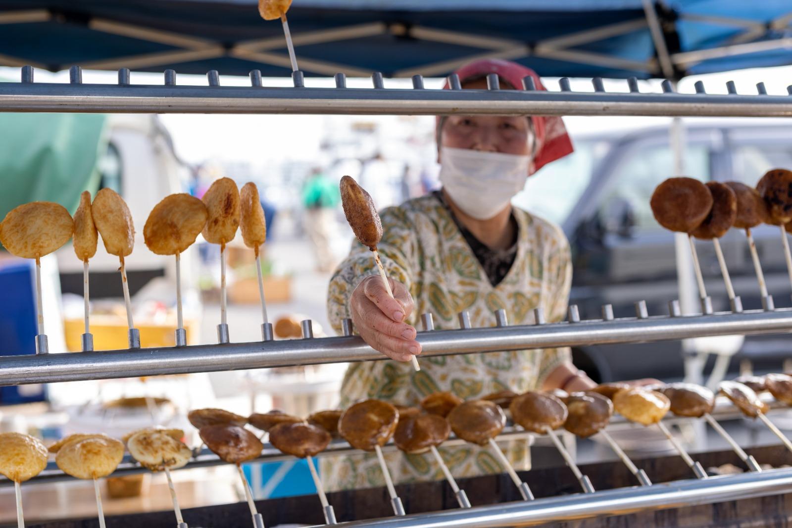 館鼻岸壁朝市只會在3月中旬至12月底的周日早上舉行,在小食攤檔 可找到不少當地鄉土料理。 (日本見@japan.miru提供)