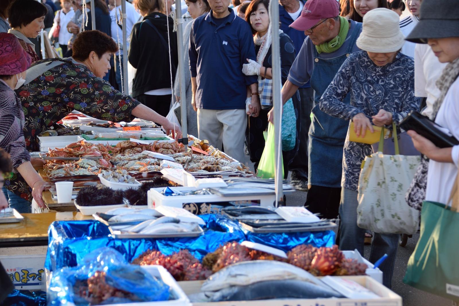 會場內可以買到從館鼻漁港即時送來的新鮮漁獲。(日本見@japan.miru提供)
