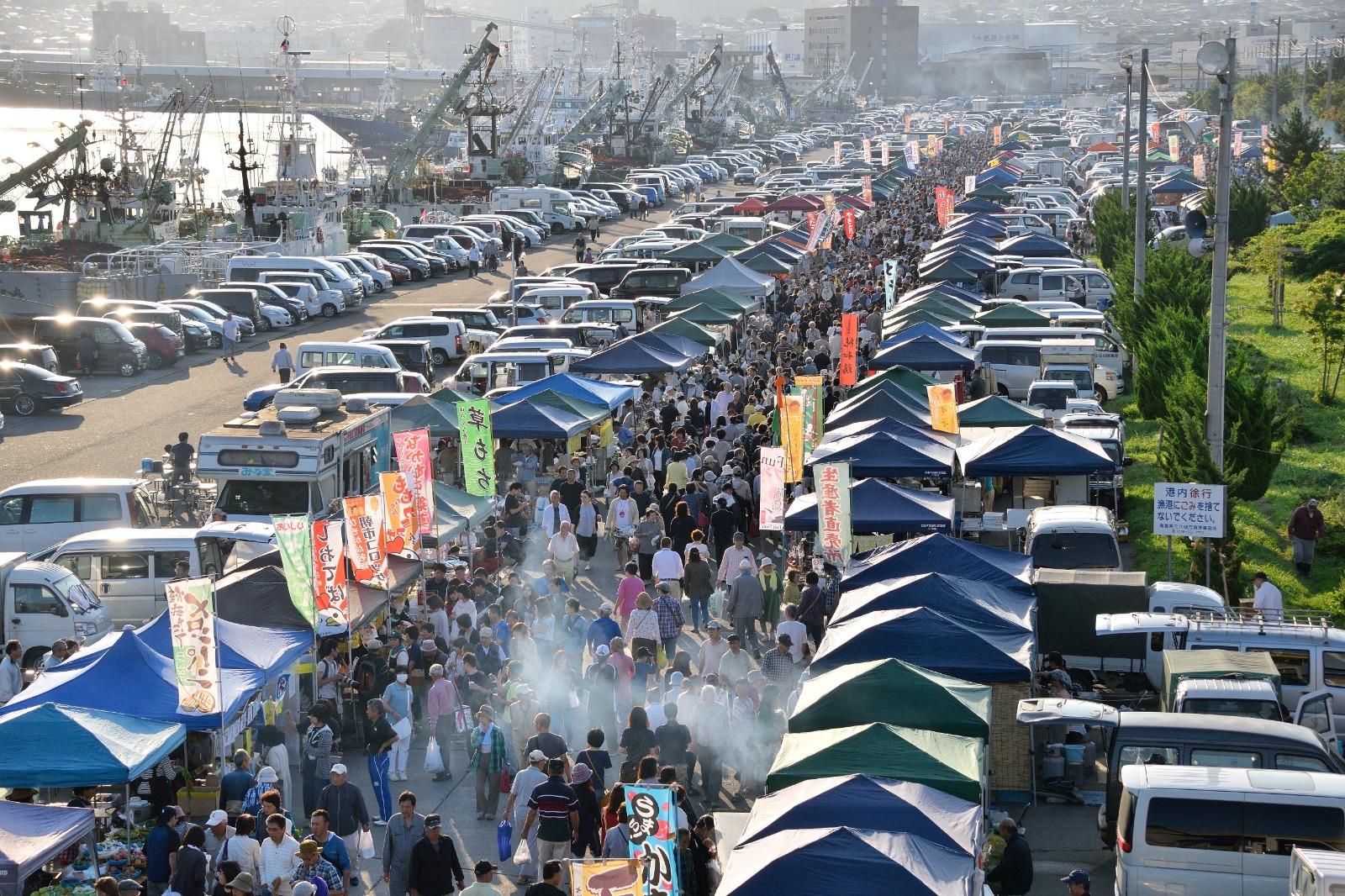 整個館鼻漁港碼頭約8百米長,在朝市當日會臨時架起約3百個的攤位。 (日本見@japan.miru提供)