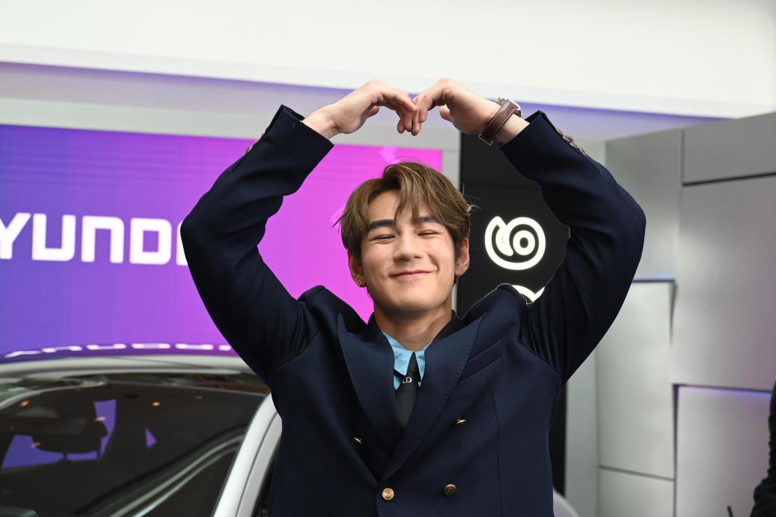 Jeffrey出席汽車發布會活動,連環派心心。