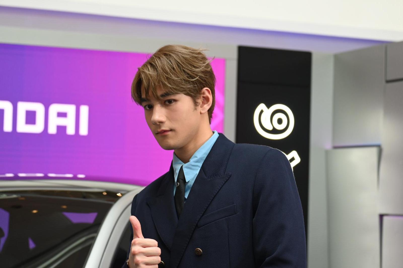 Jeffrey出席汽車發布會活動,自豪地宣布考車筆試合格。