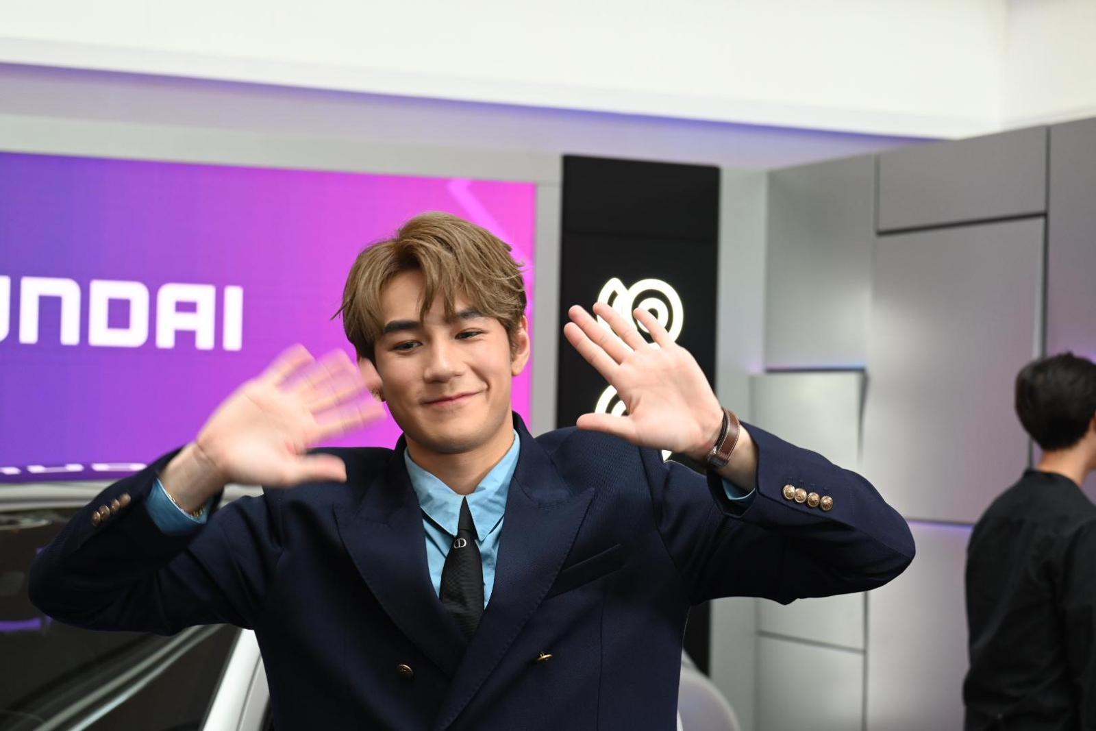 Jeffrey出席汽車發布會活動,連環派心心。