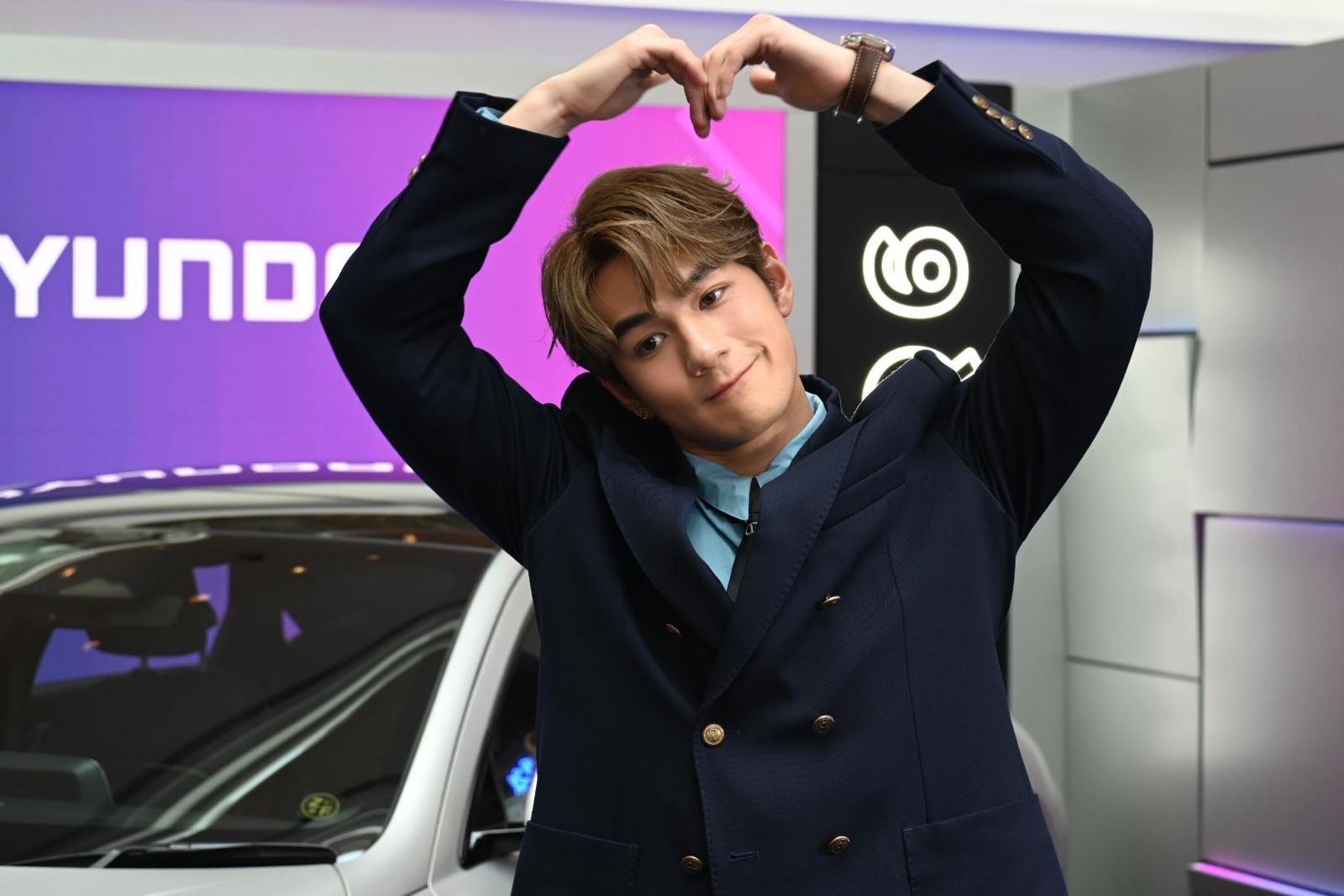 Jeffrey出席汽車發布會活動,連環派心心。