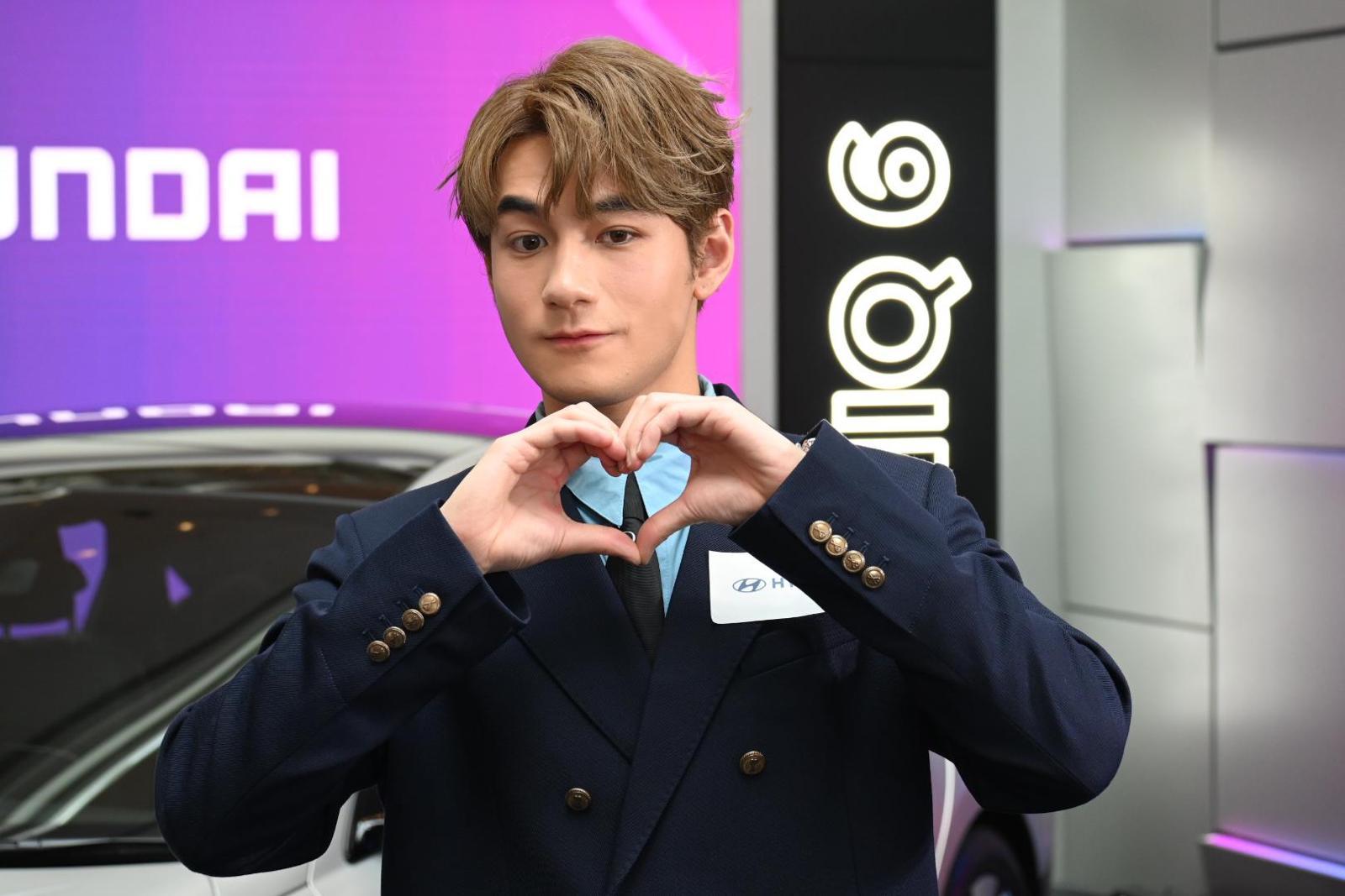 Jeffrey出席汽車發布會活動,連環派心心。