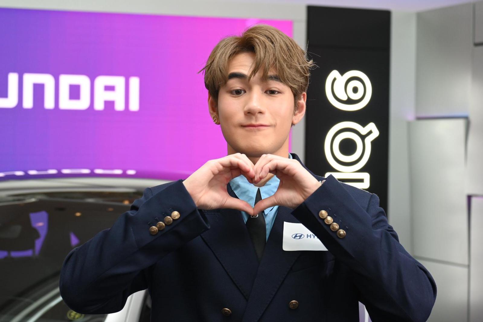 Jeffrey出席汽車發布會活動,連環派心心。