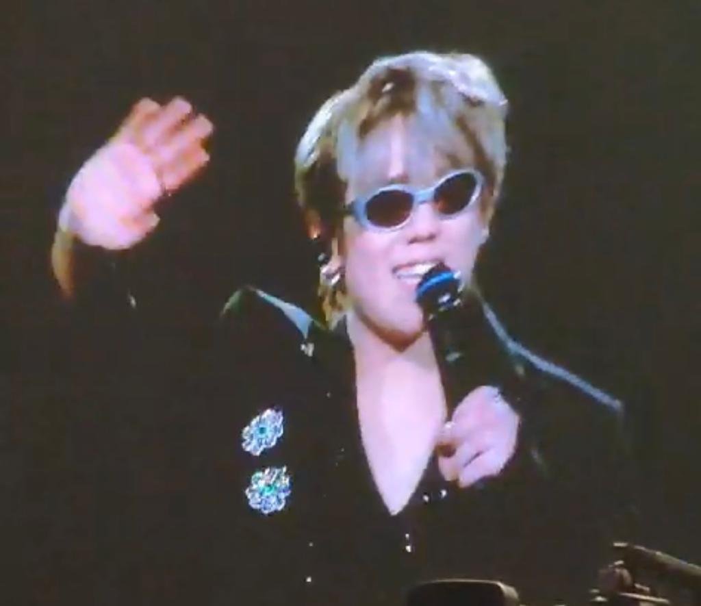 被咀的姜濤,風騷地戴著湯令山的黑超,返回後台。