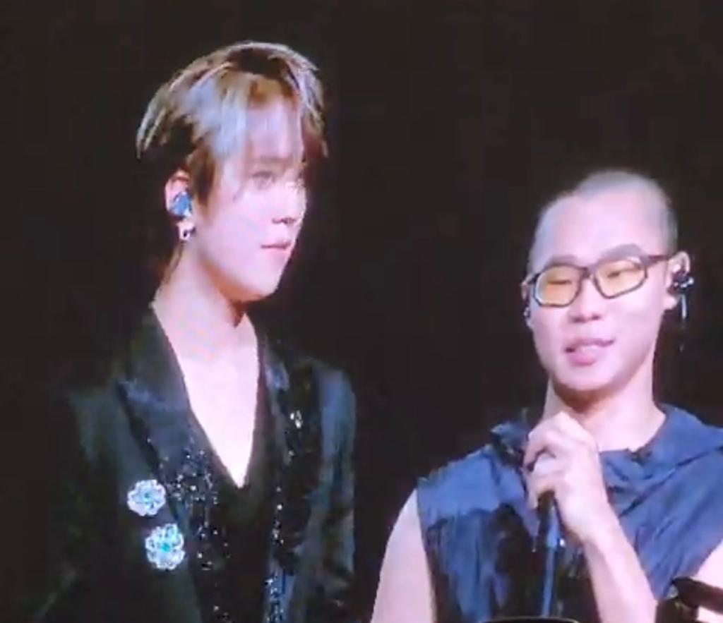 姜濤與Gareth. T合唱後,在台上比拼射籃。