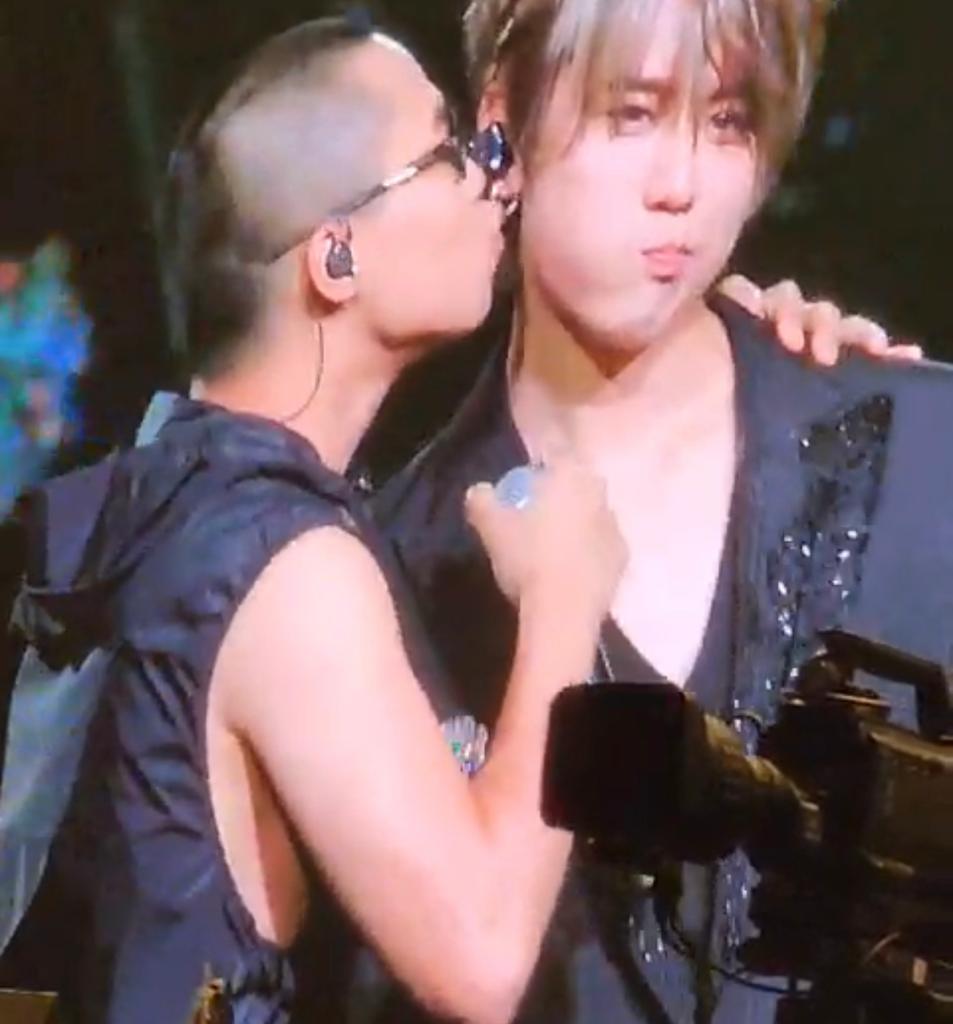 Gareth. T咀過返尋味,錫完姜濤左面再錫右邊面。