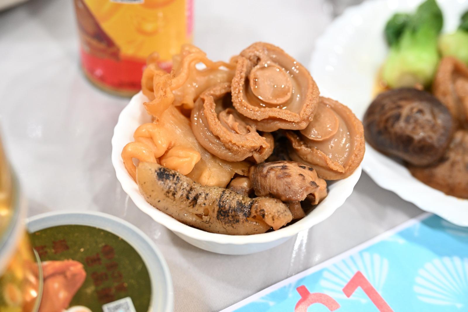 合泰有$1蚊佛跳牆及罐頭鮑。(am730攝)