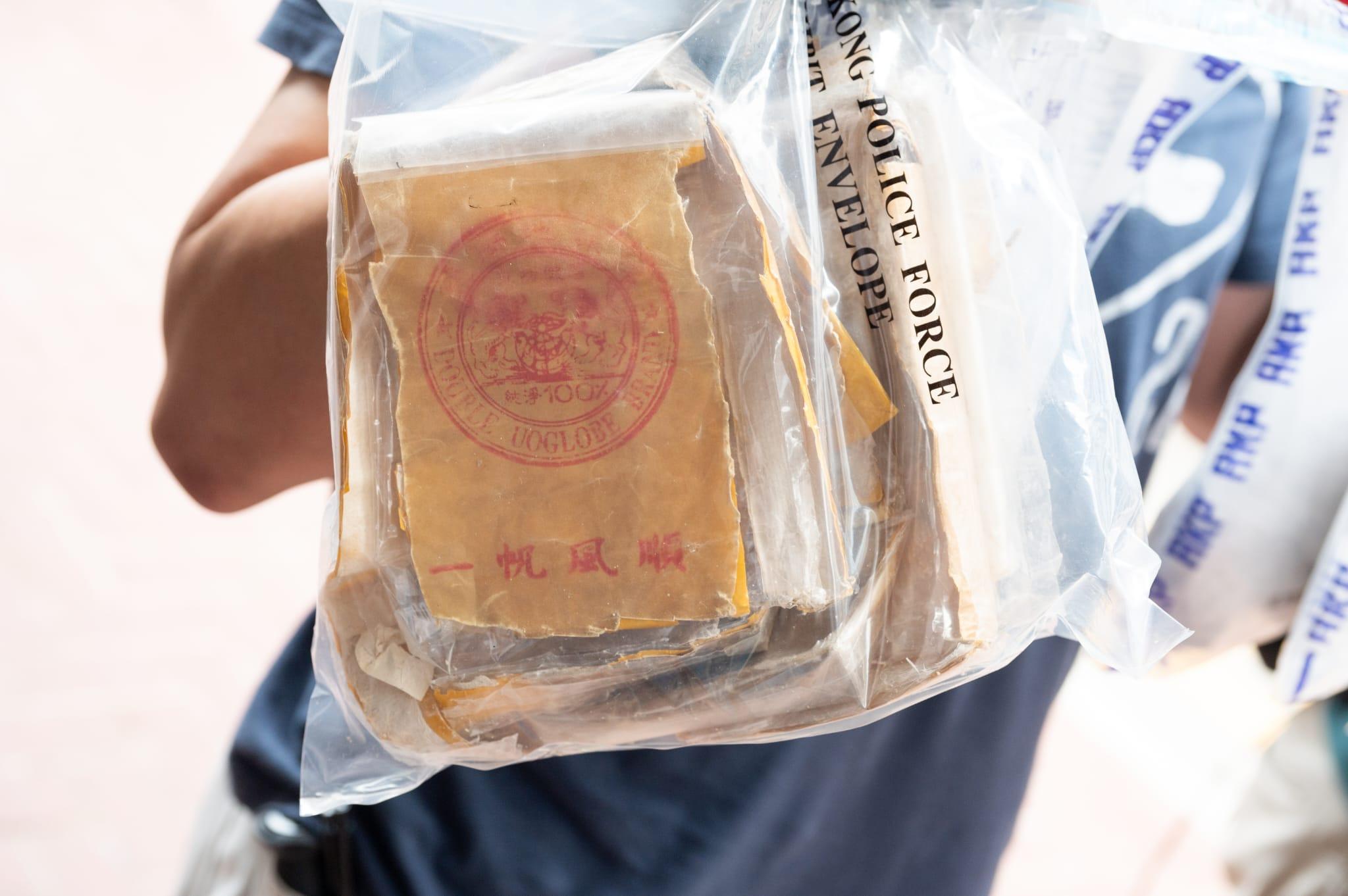 搜開源道工廈兩單位檢市值40萬毒品私煙