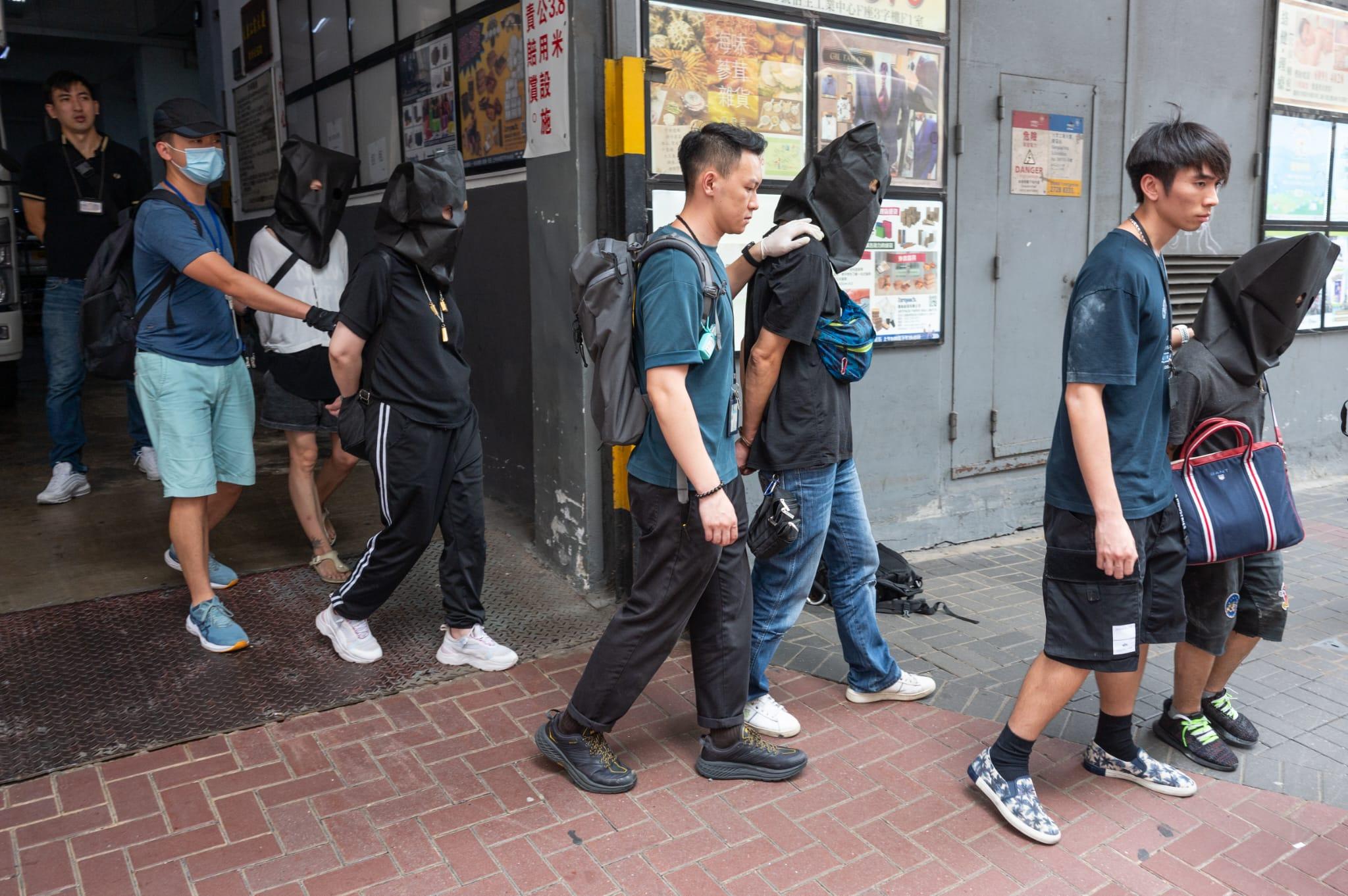 搜開源道工廈兩單位檢市值40萬毒品私煙