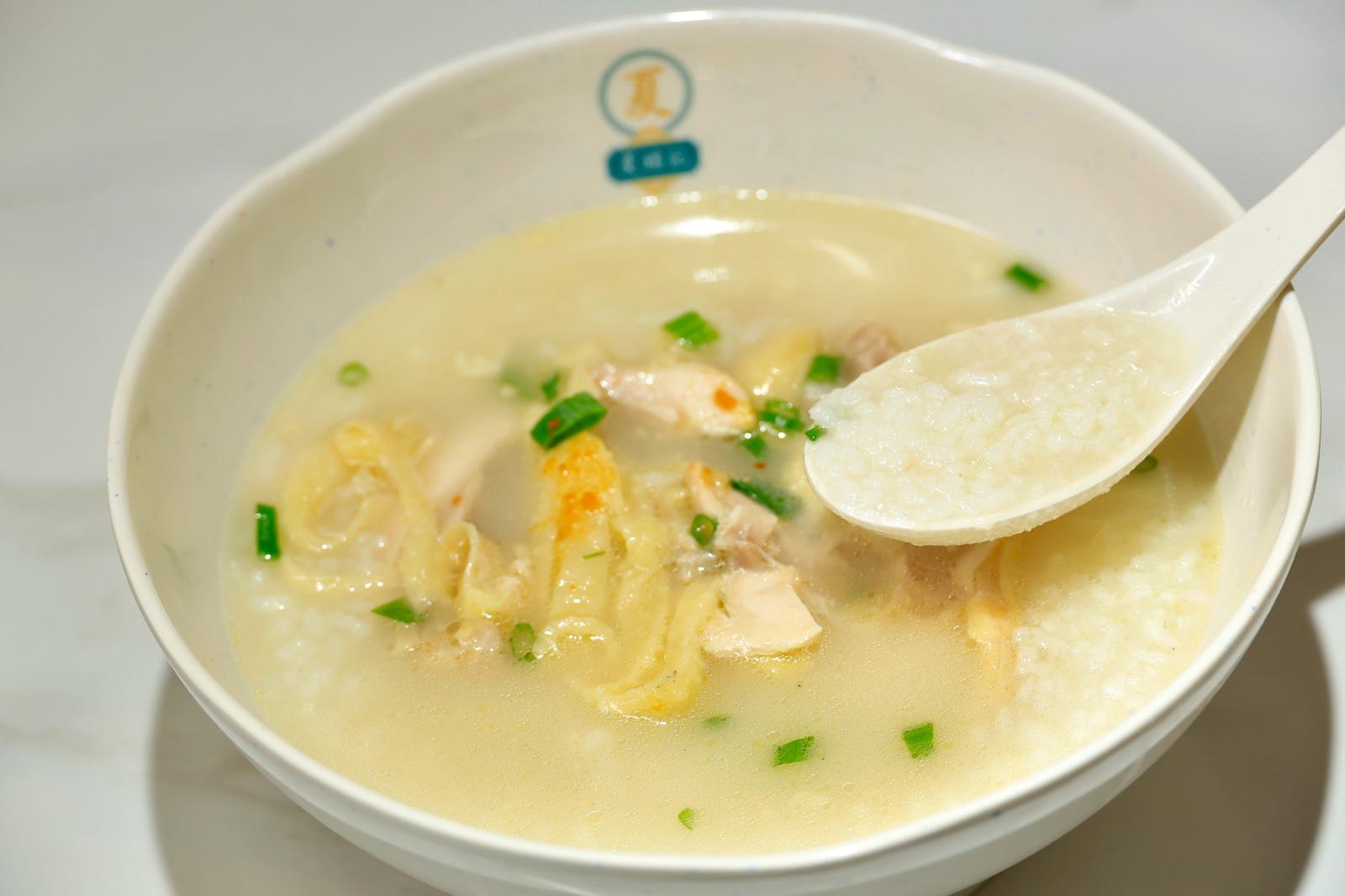 新菜式走地雞泡飯,雞肉爽彈、魚湯鮮美。(攝:林俊源)