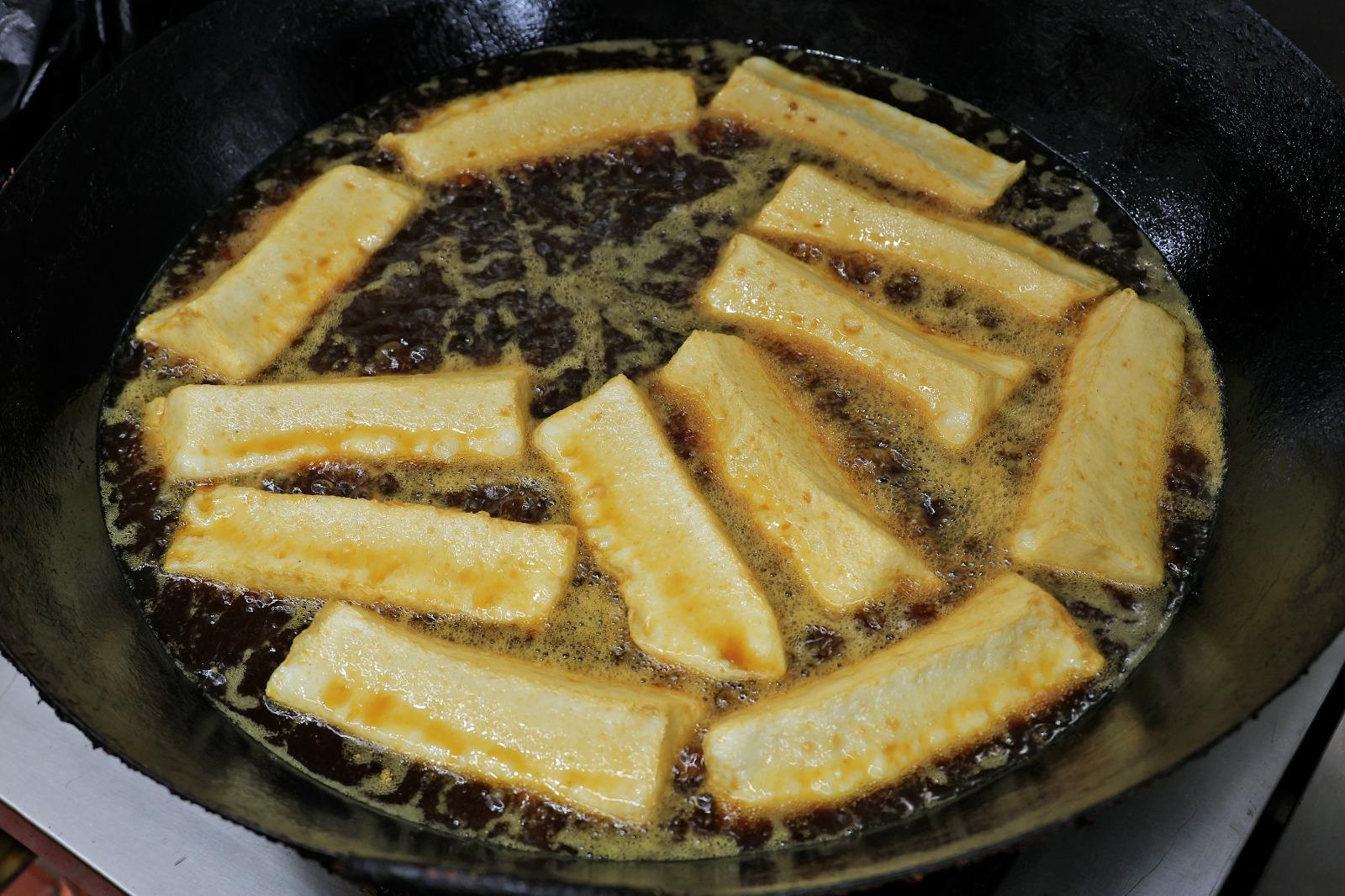 黃金魚片每日新鮮於自家工場炸起,口感軟滑爽彈多汁。(攝:林俊源)