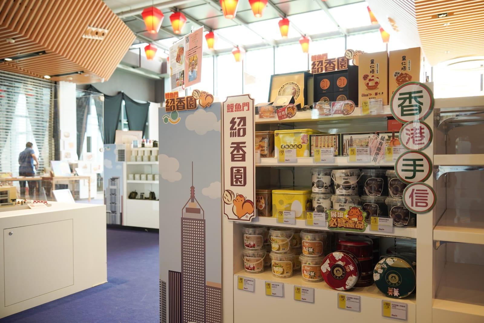 啟德郵輪碼頭市集出售紀念品和食品等。(李睿哲攝)