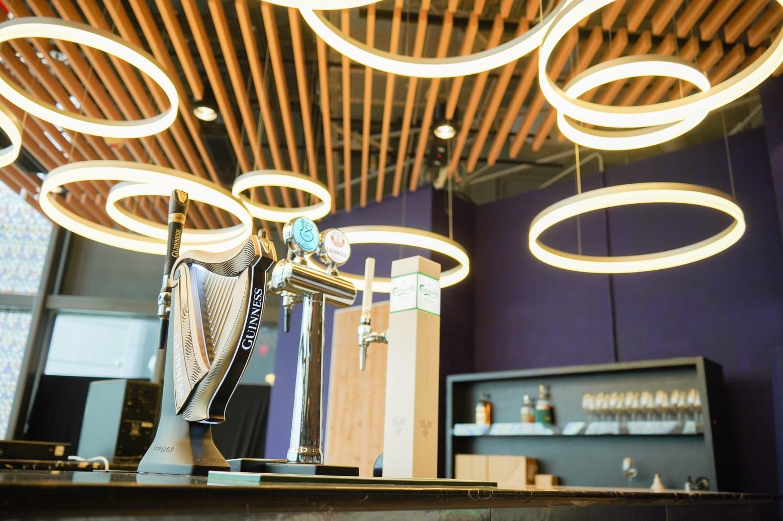 啟德郵輪碼頭市集出售紀念品和食品等。(李睿哲攝)