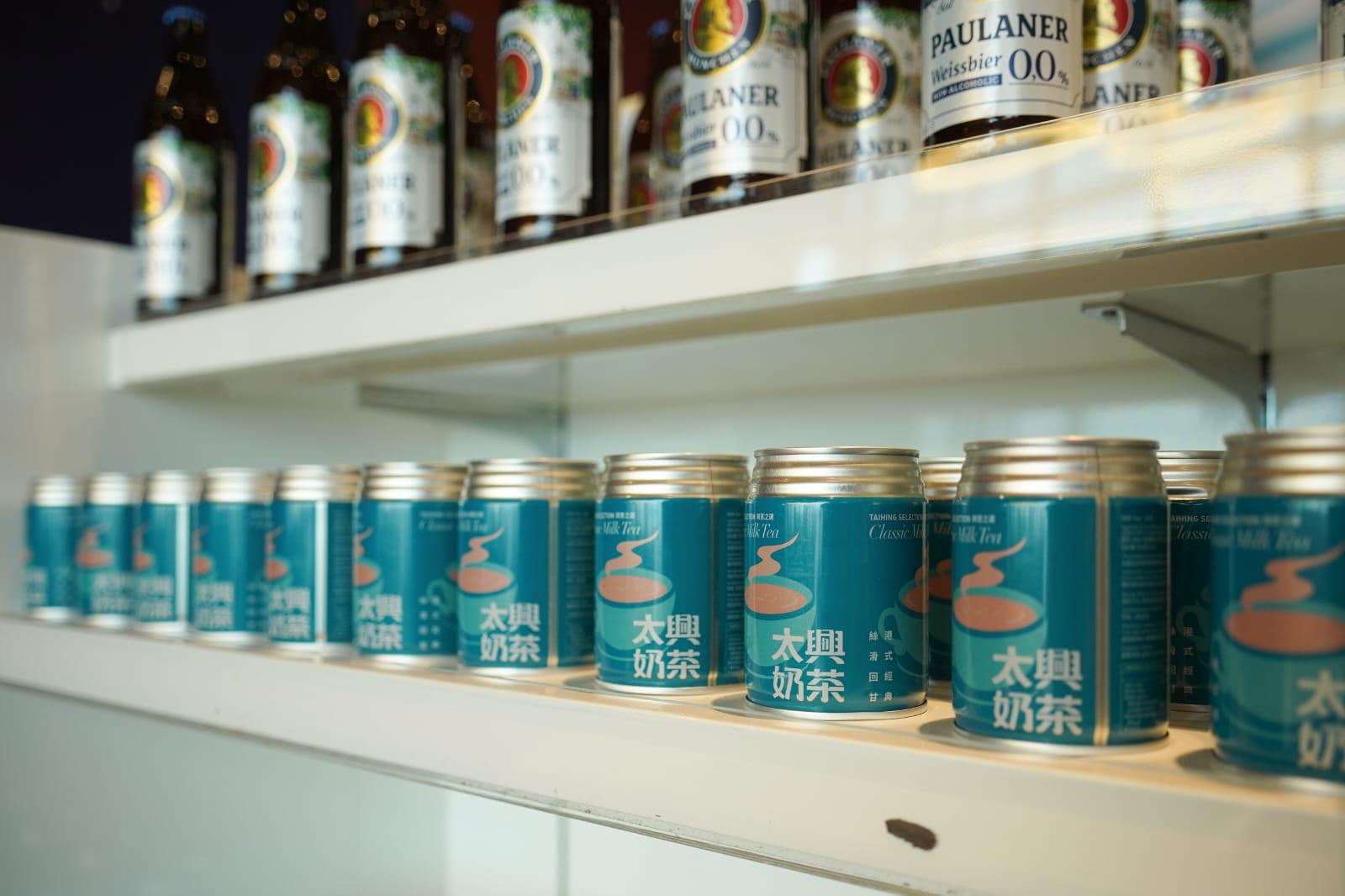 啟德郵輪碼頭市集出售紀念品和食品等。(李睿哲攝)