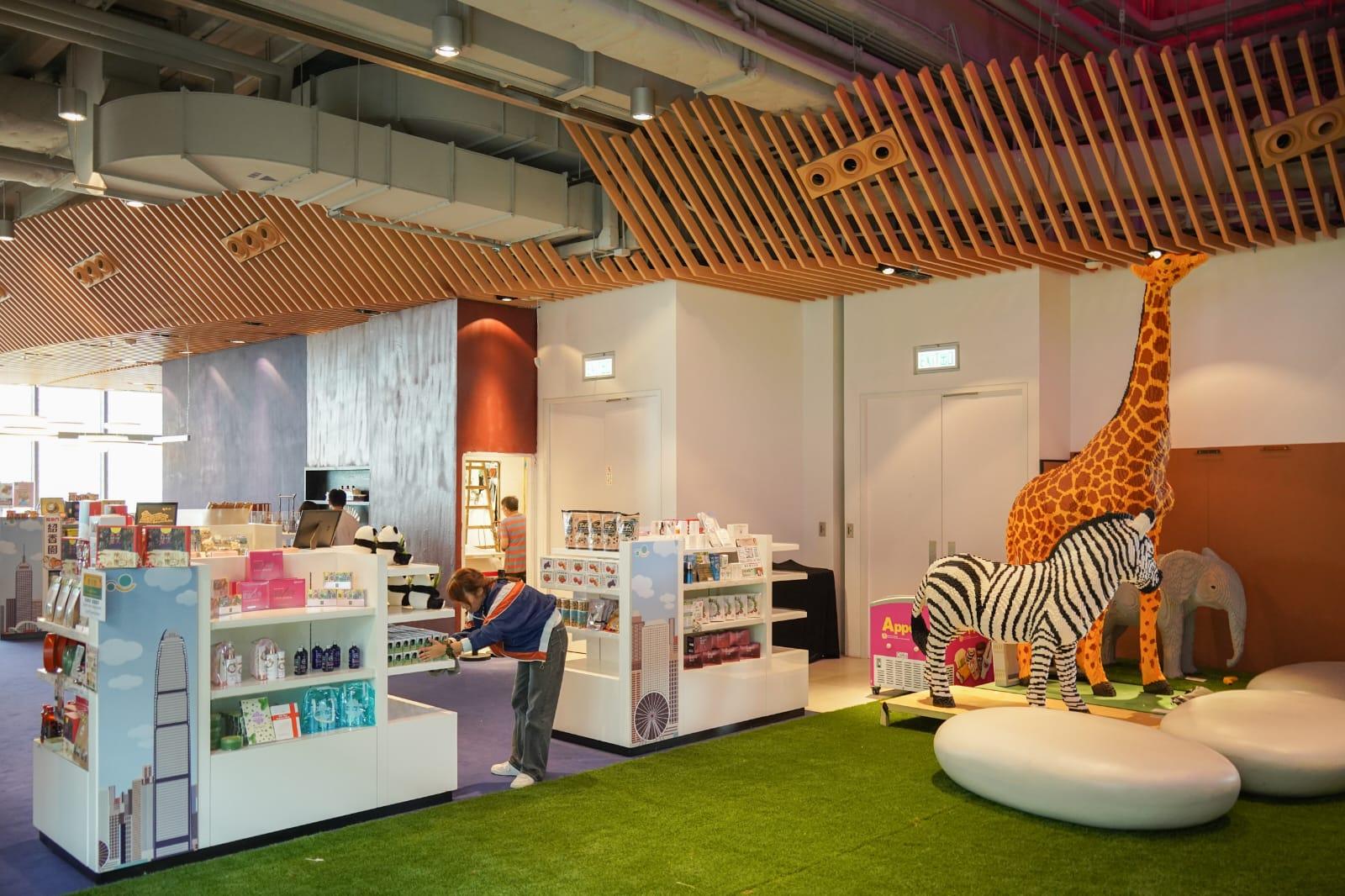 啟德郵輪碼頭市集出售紀念品和食品等。(李睿哲攝)