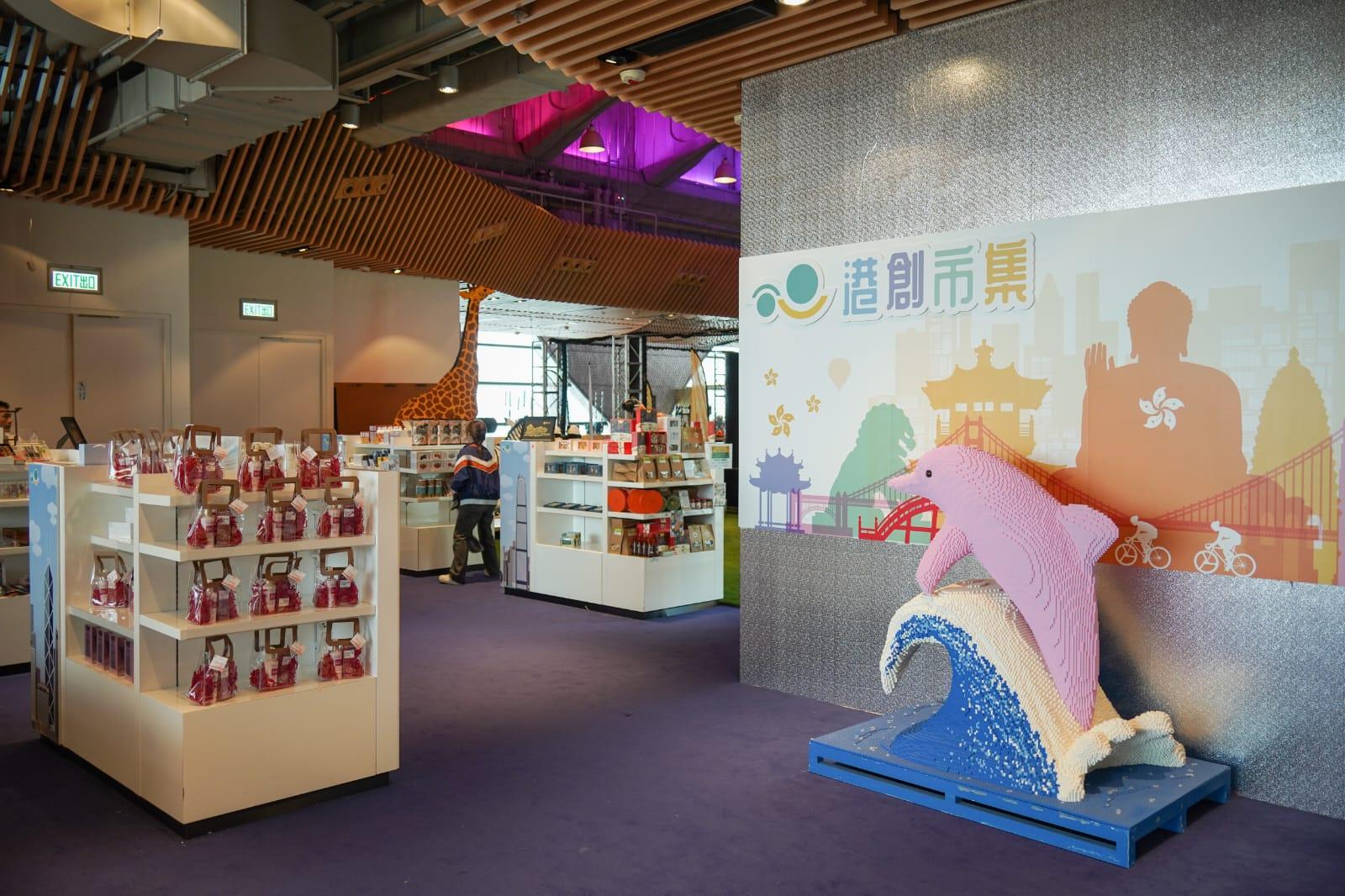 啟德郵輪碼頭市集出售紀念品和食品等。(李睿哲攝)