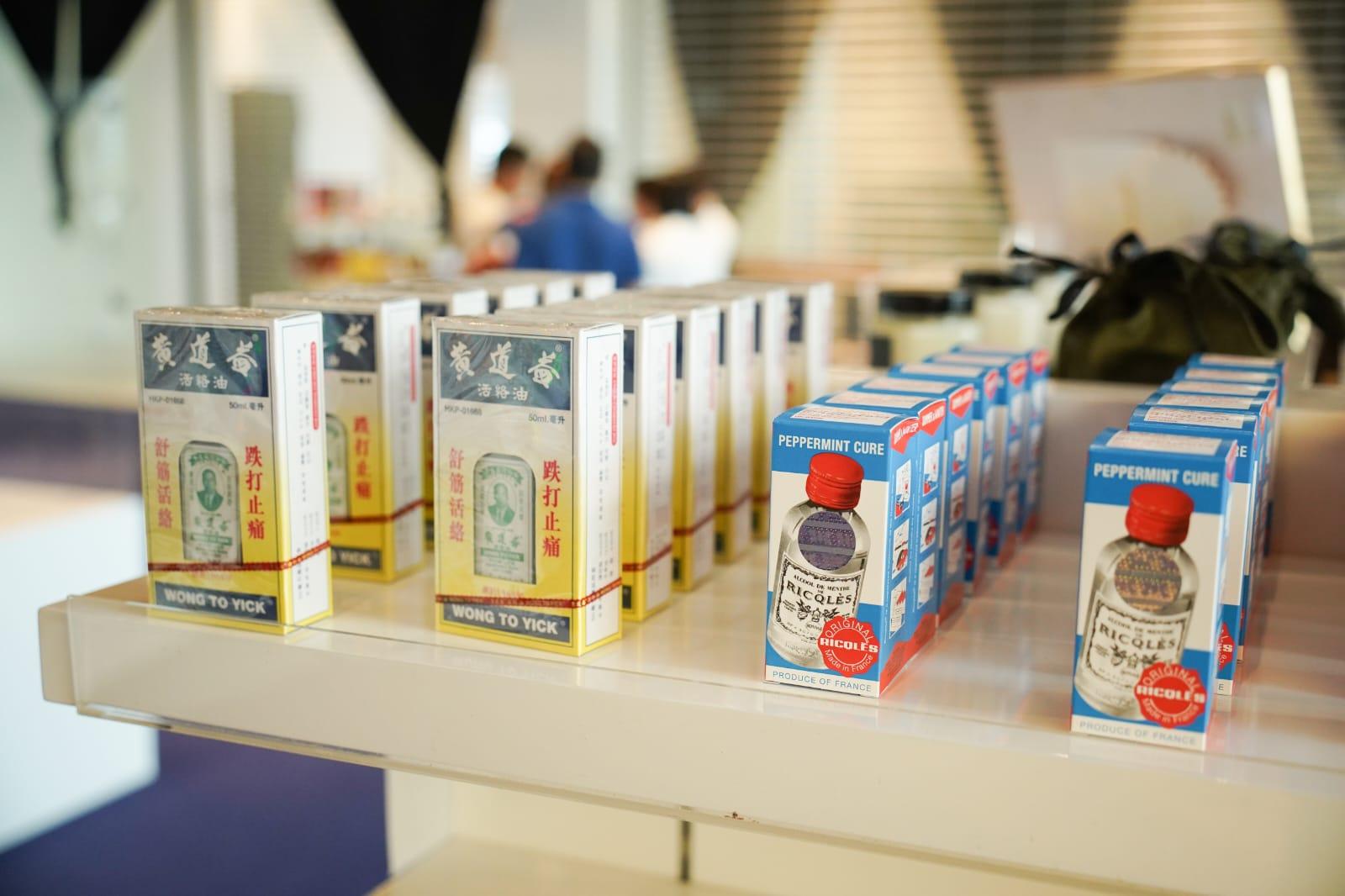 啟德郵輪碼頭市集出售紀念品和食品等。(李睿哲攝)