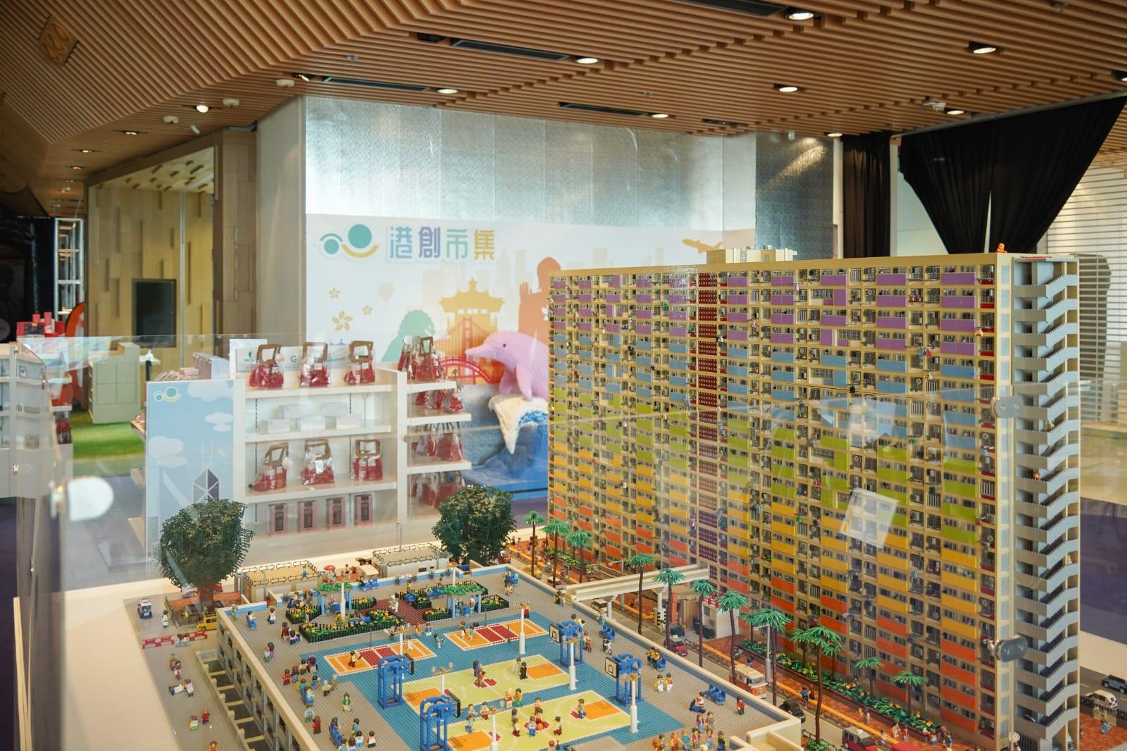 啟德郵輪碼頭市集出售紀念品和食品等。(李睿哲攝)