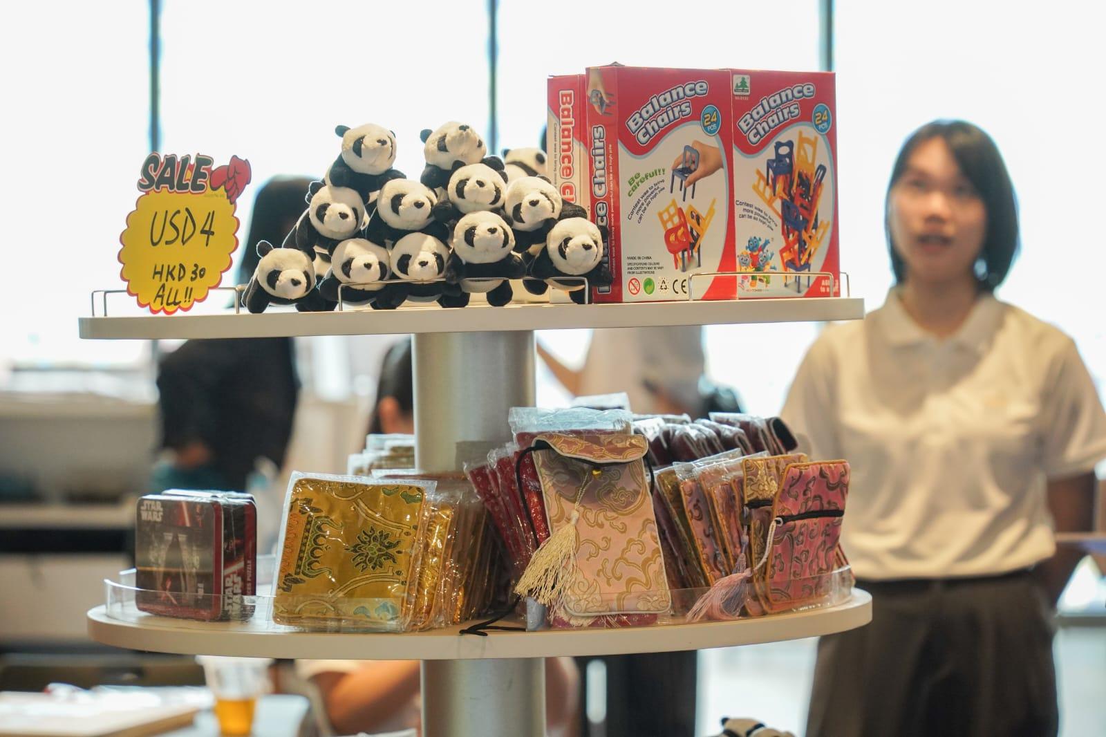 啟德郵輪碼頭市集出售紀念品和食品等。(李睿哲攝)