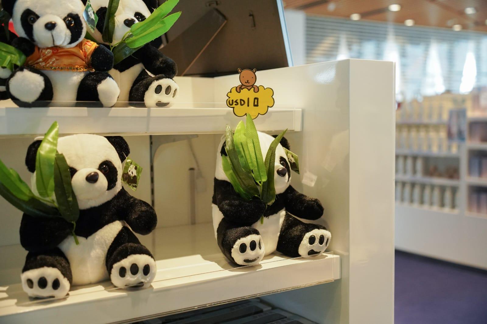 啟德郵輪碼頭市集出售紀念品和食品等。(李睿哲攝)