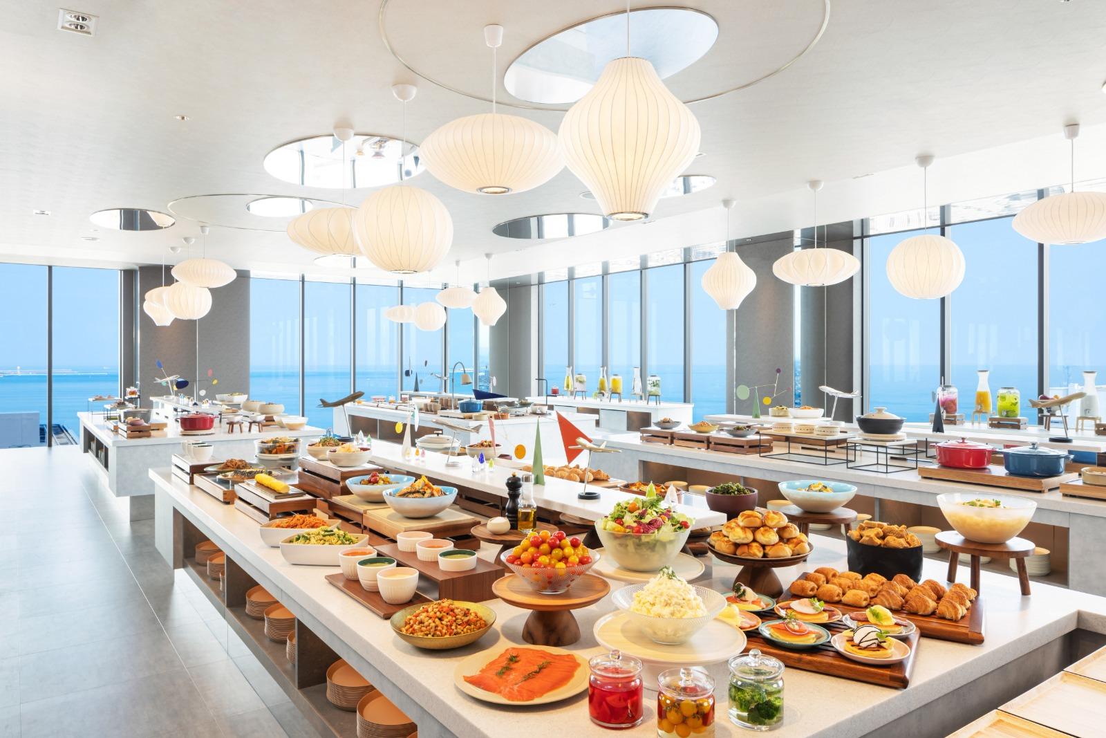 天空與雲朵作為主題的OMO Dining自助餐廳,可以眺望整個大阪灣醉人美景。(圖片來源:PRTIMES)