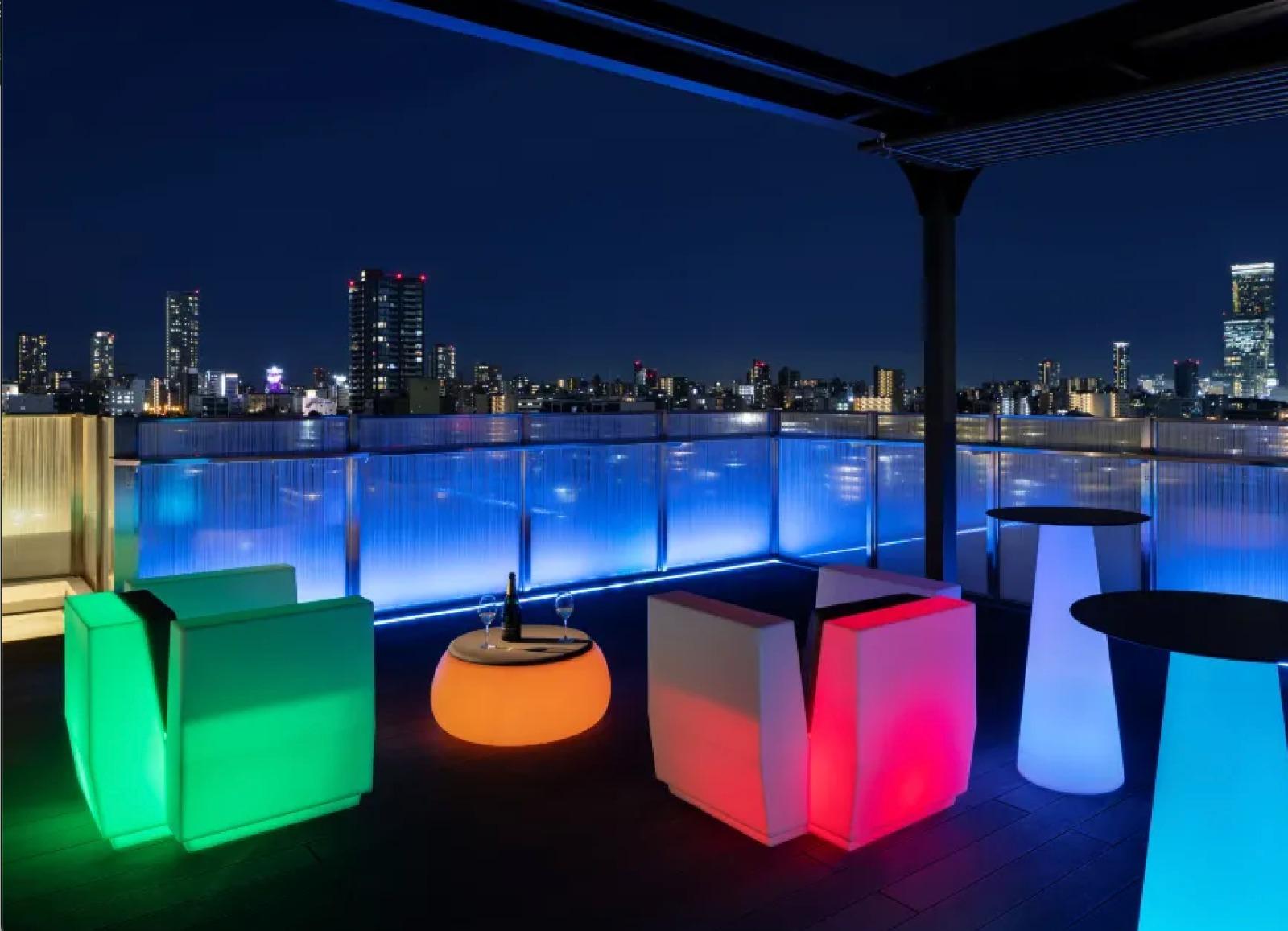 酒店頂樓的sky lounge坐擁欣賞大阪迷人的夜景。(圖片來源:The b 難波黑門市場)