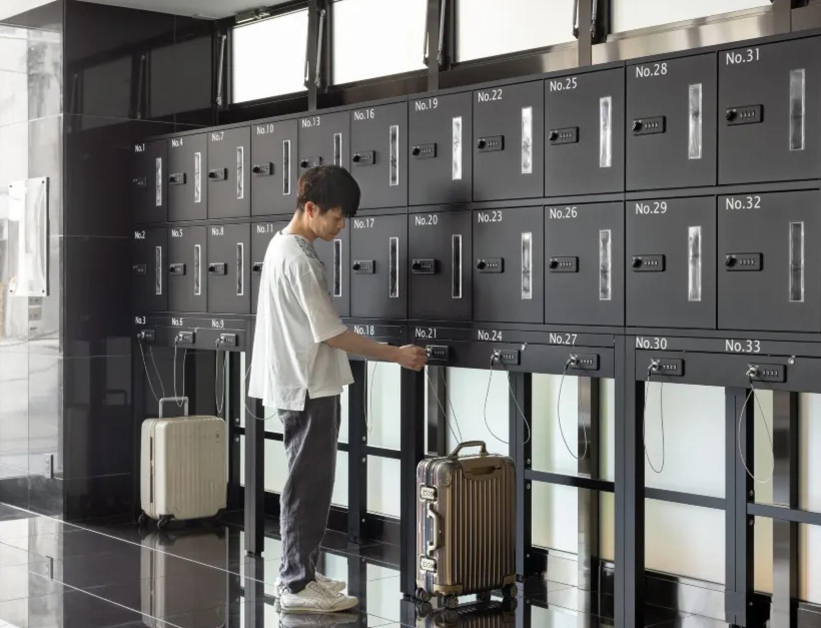 酒店內設有自助的寄存行李處。(圖片來源:The b 難波黑門市場)