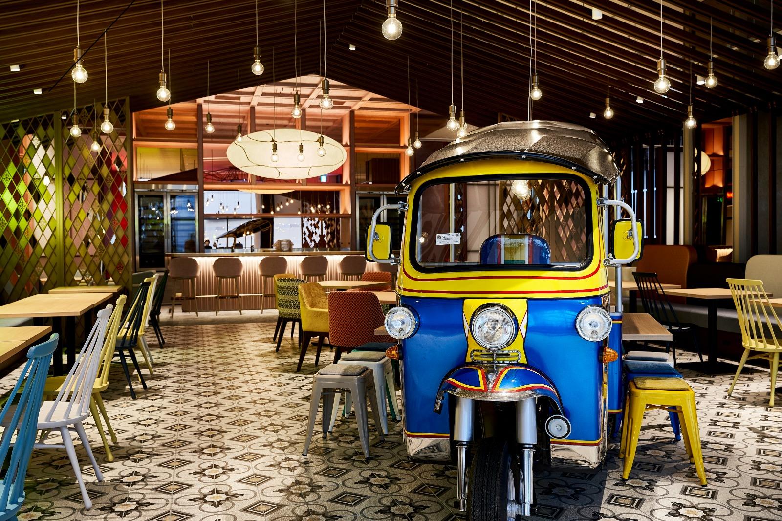 酒店設有4間餐廳及天台酒吧,泰國餐廳Suan Bua就以tuktuk三輪南當裝飾,別有一番風情。(圖片來源:PRTIMES)