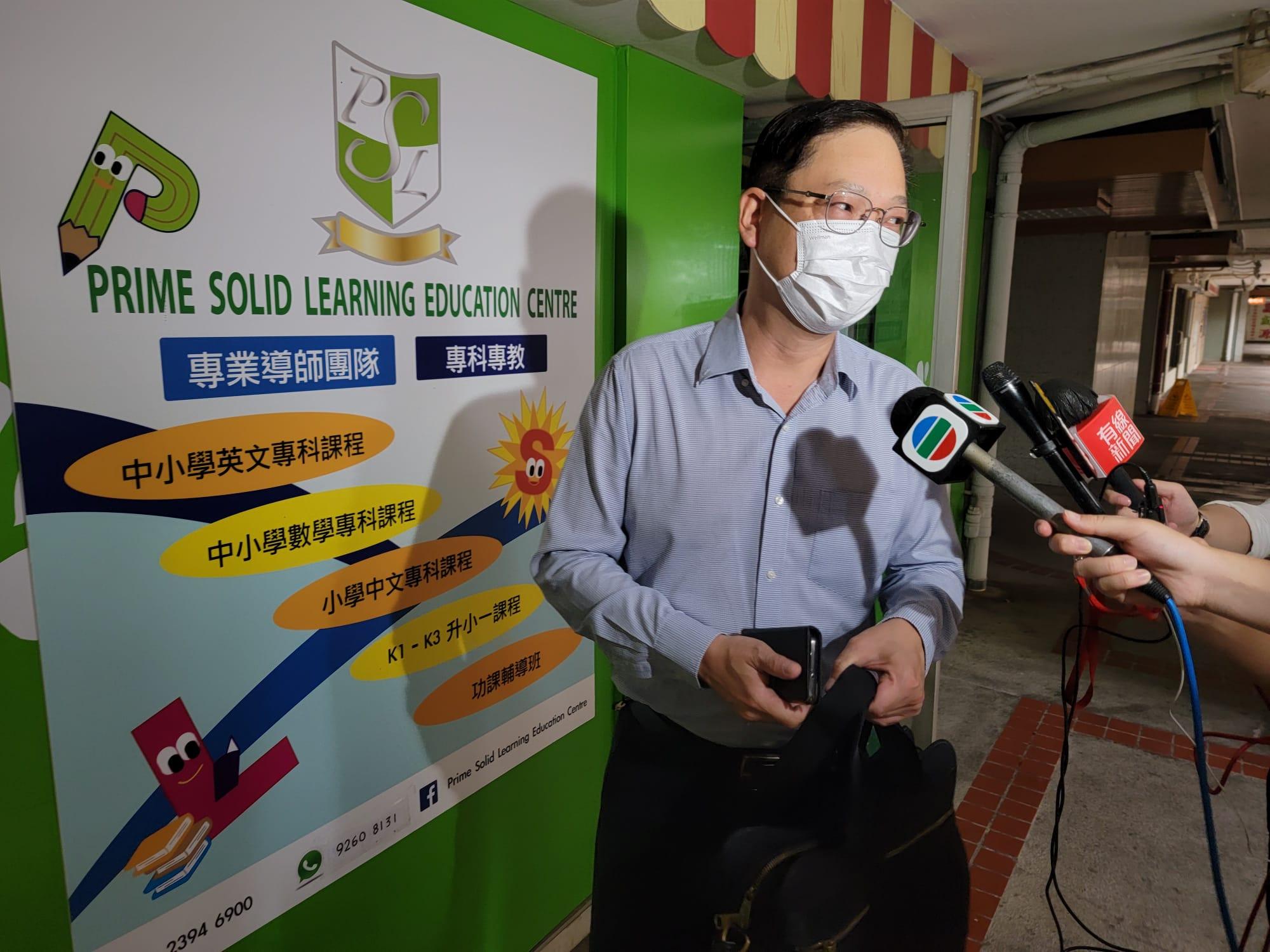 補習社今早開門向家長退還學費 (鍾式明攝)