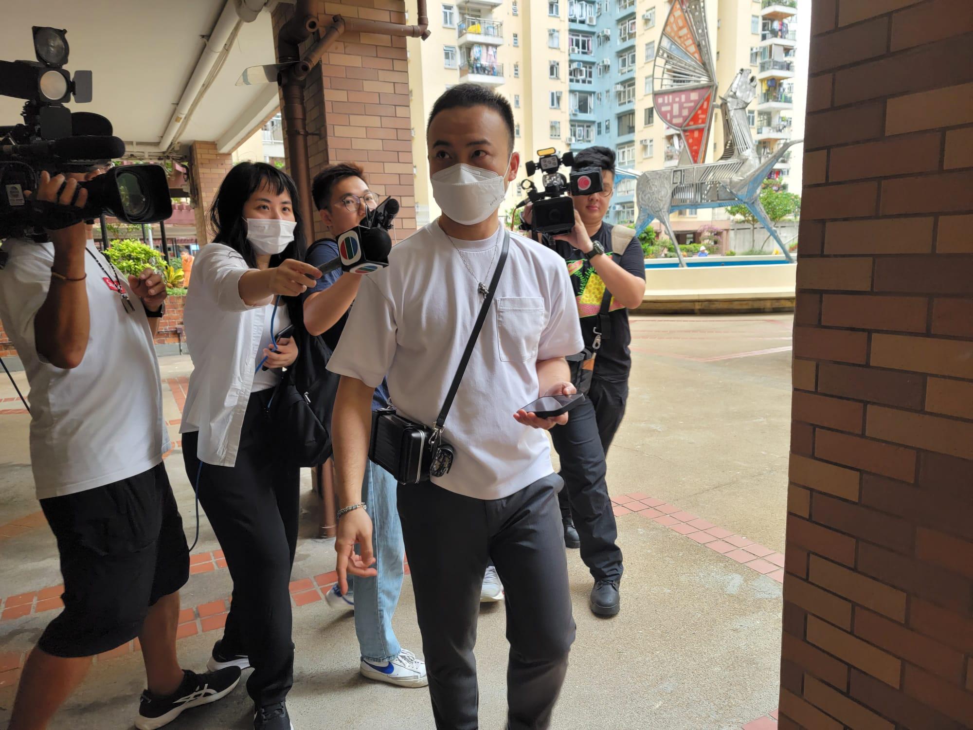 有一名聲稱為業主的男子到場 (鍾式明攝)