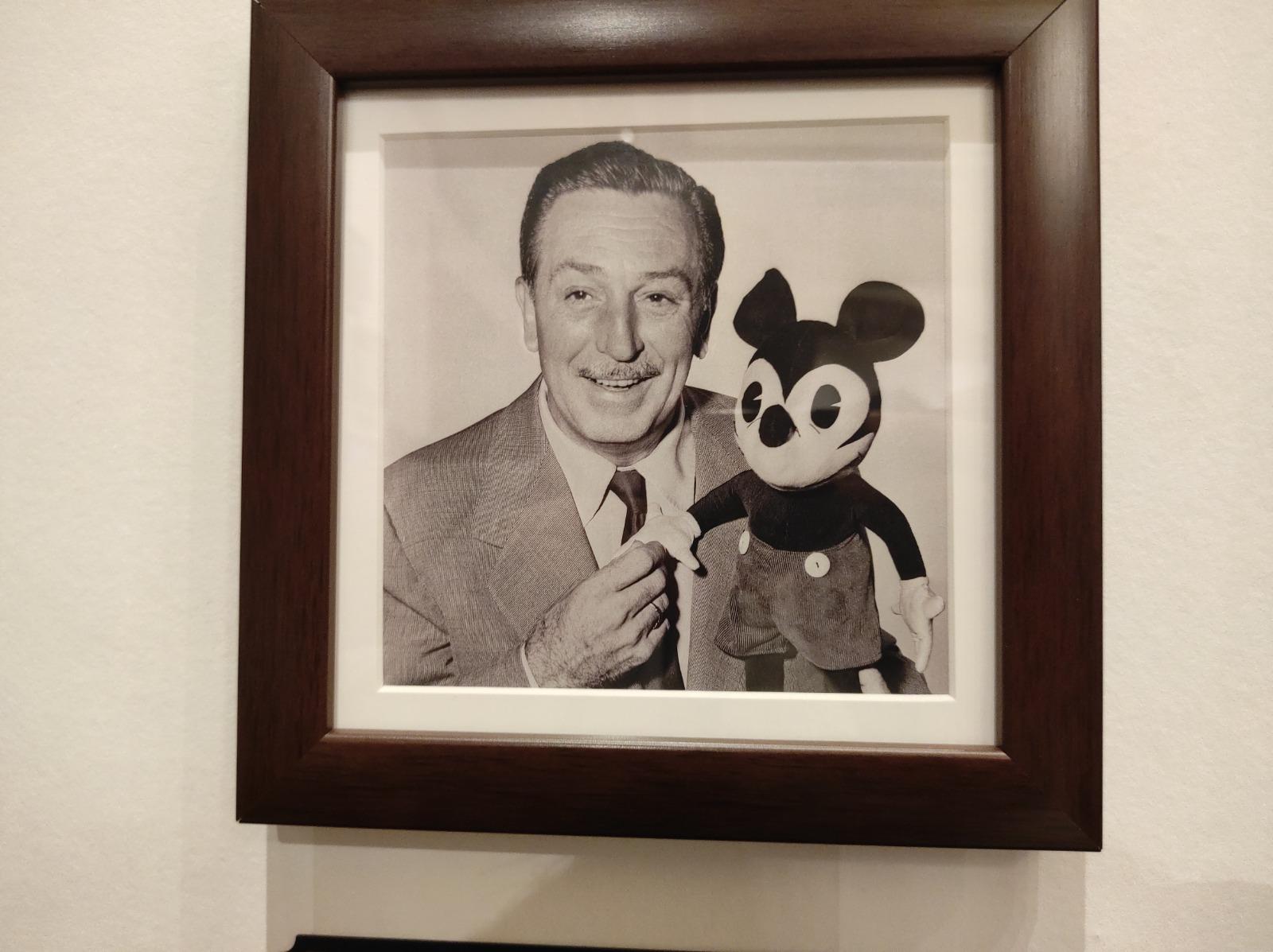 華特與同款米奇拍出經典照片。(李朗僑攝)