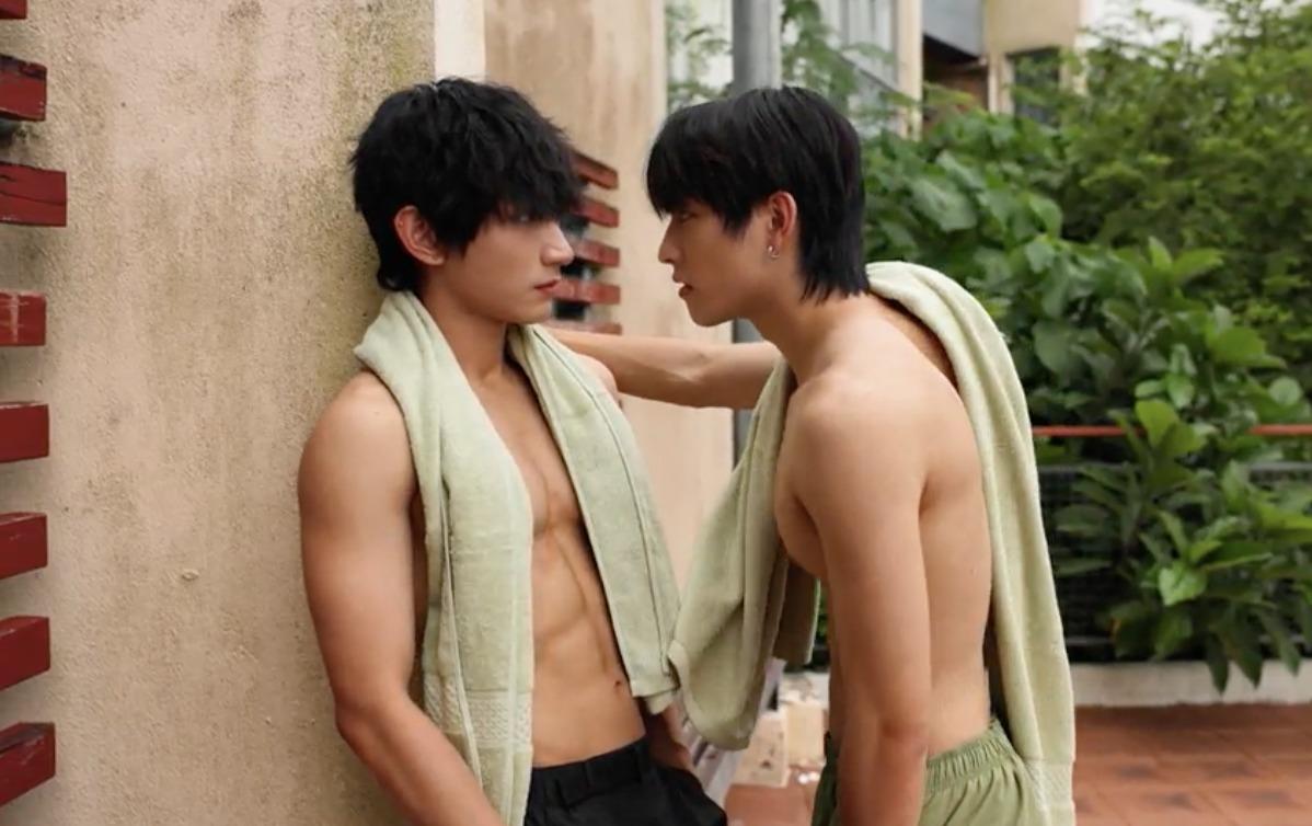 Martin更與Kenji赤膊玩「壁咚」,睇到網民流鼻血。